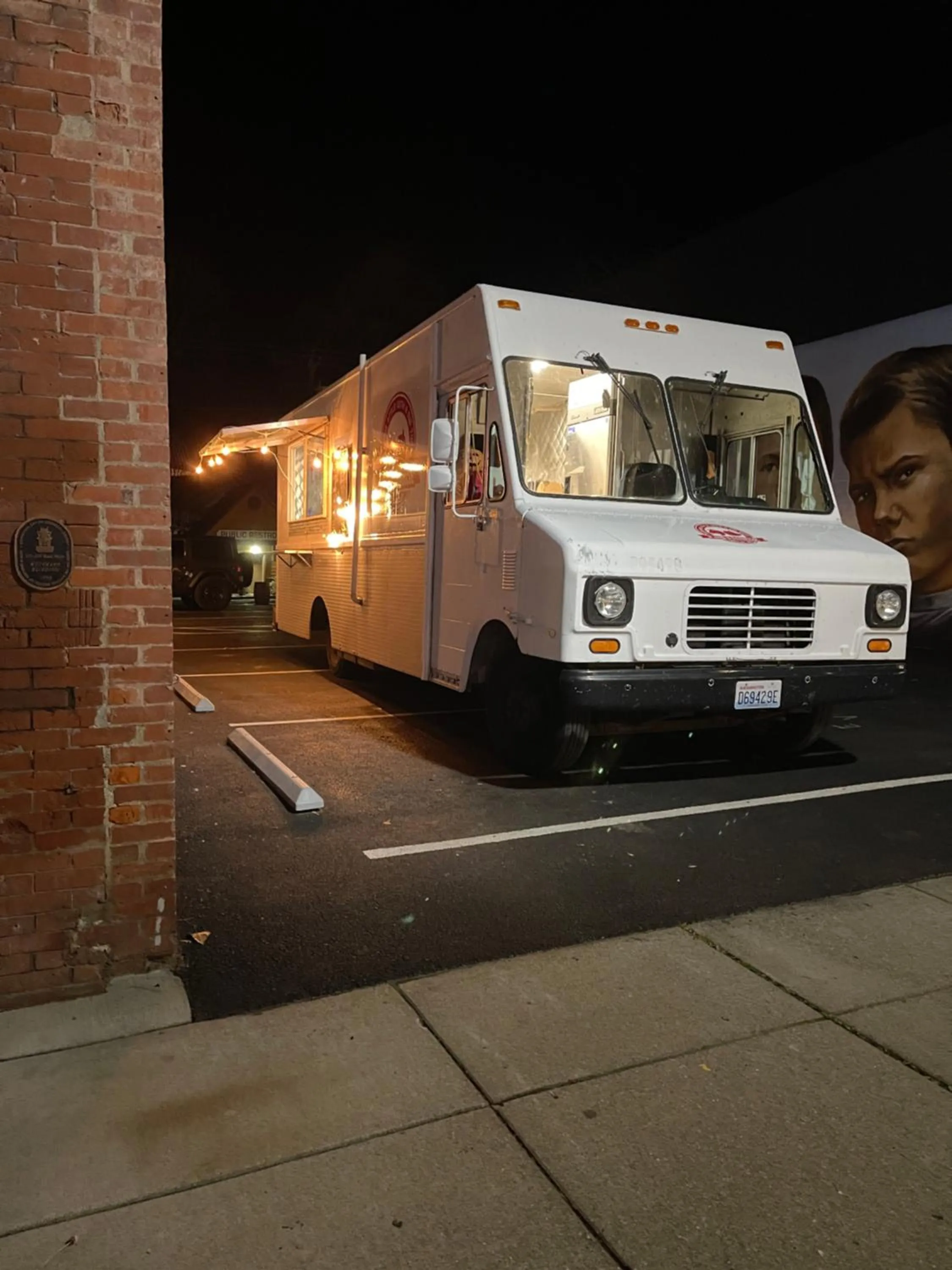 Restaurant/places to eat in Hotel Hardware