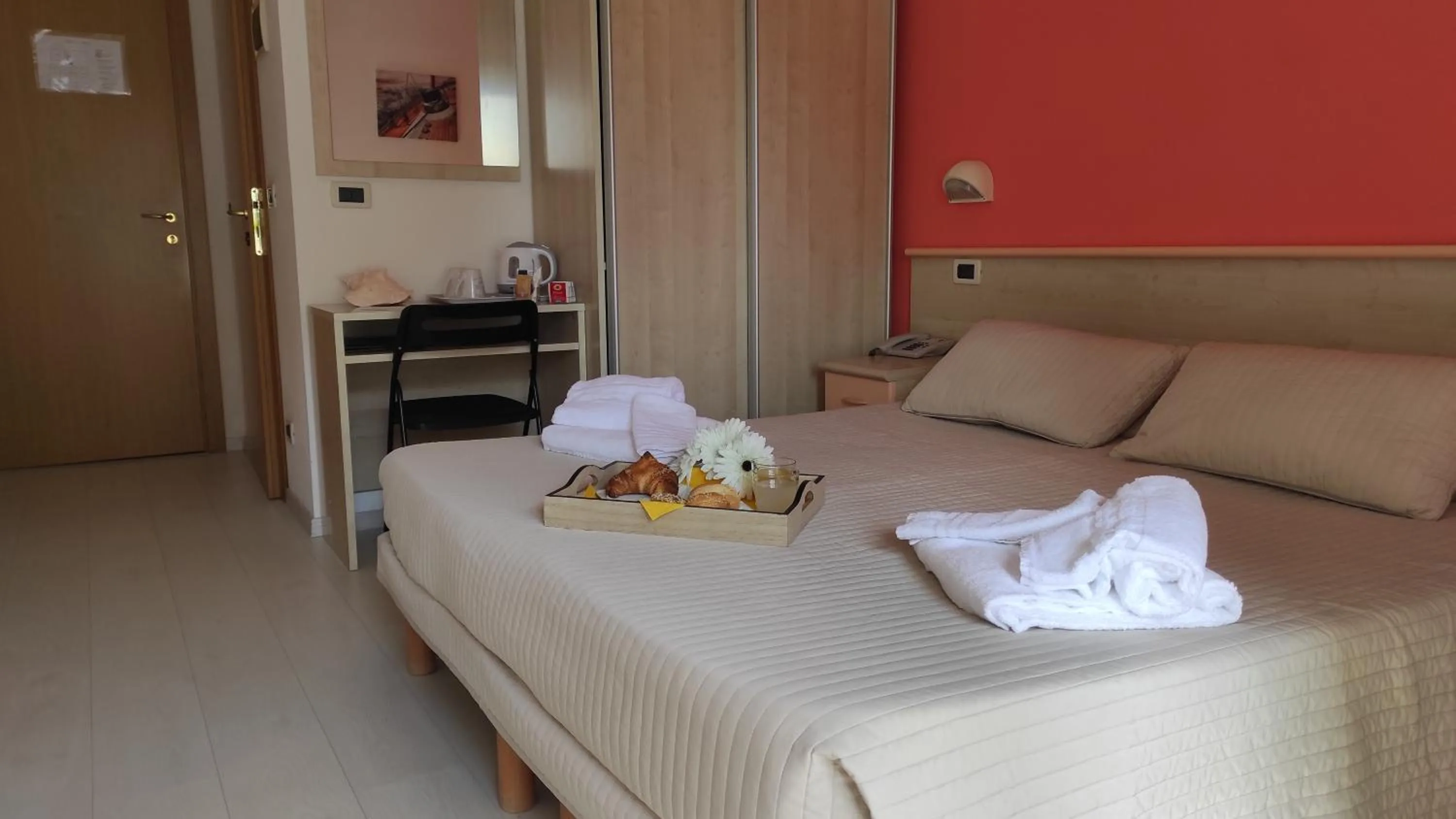 Coffee/tea facilities, Bed in Hotel Eliani