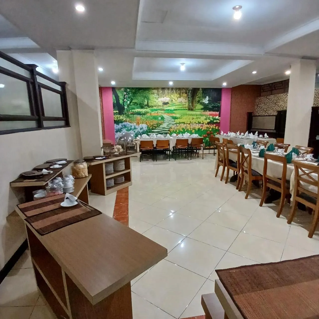 Restaurant/places to eat in Nikita Hotel