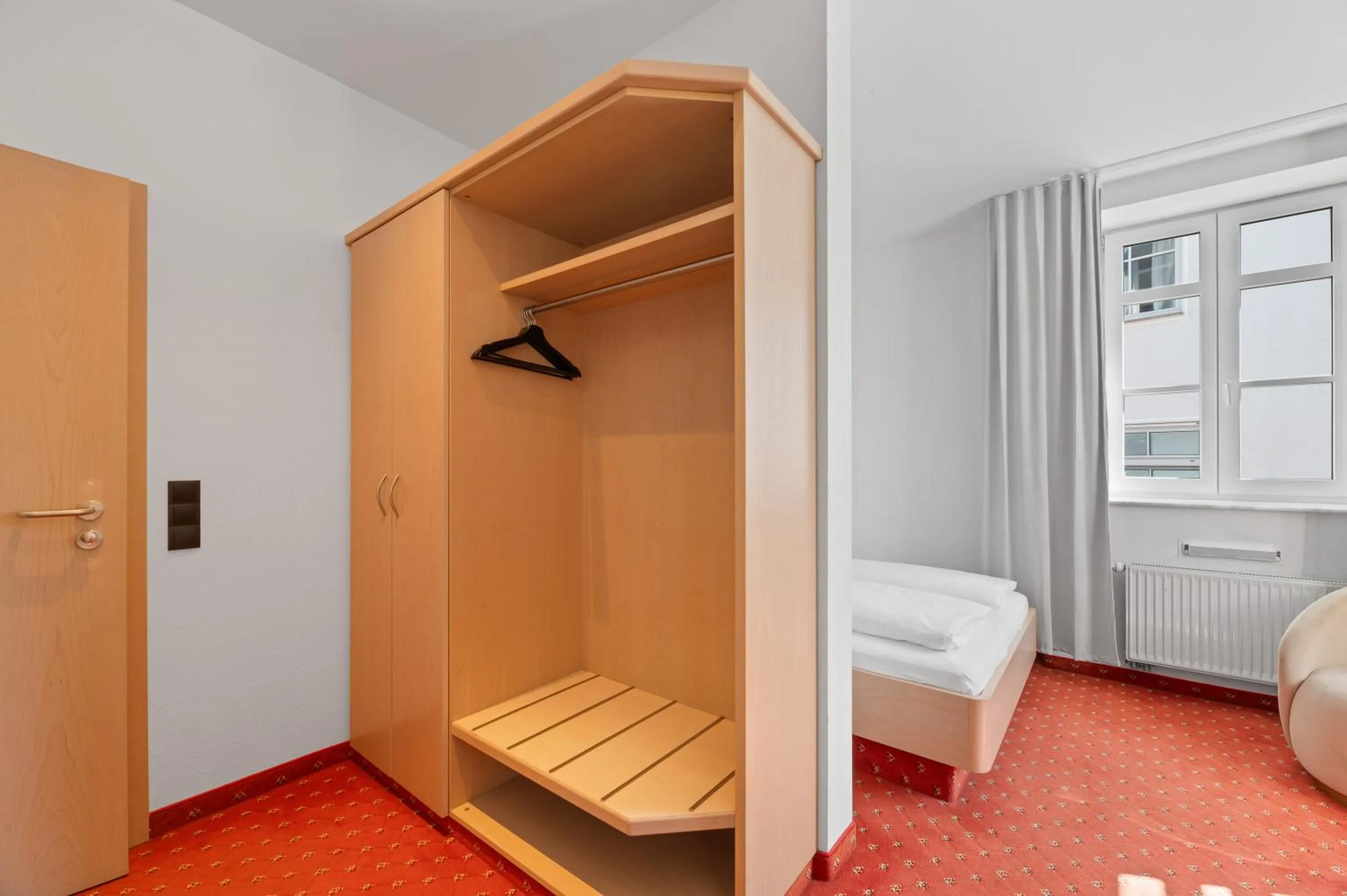 wardrobe, Bed in Gästehaus Andrea