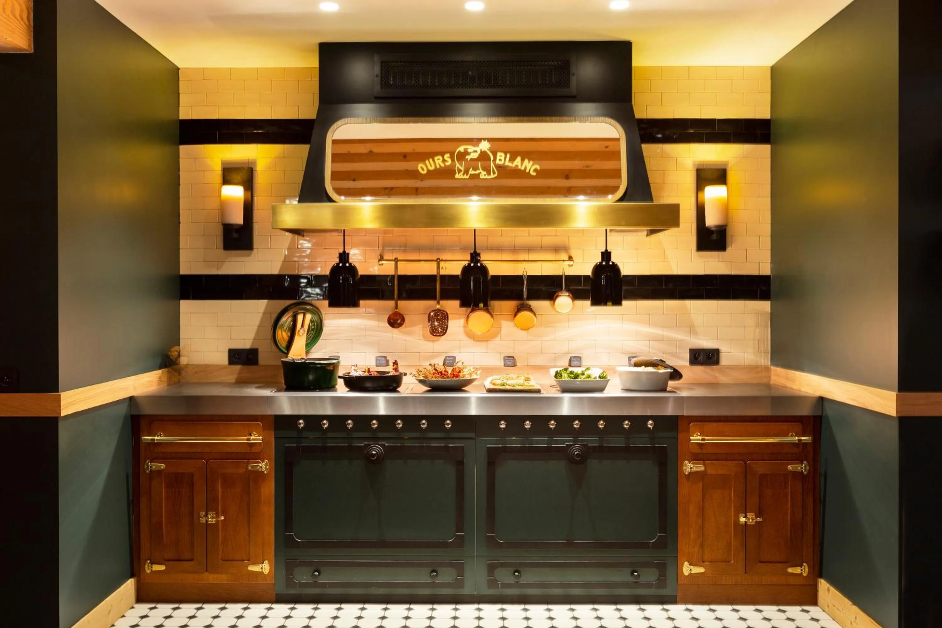 Restaurant/places to eat in Ours Blanc Hotel & Spa