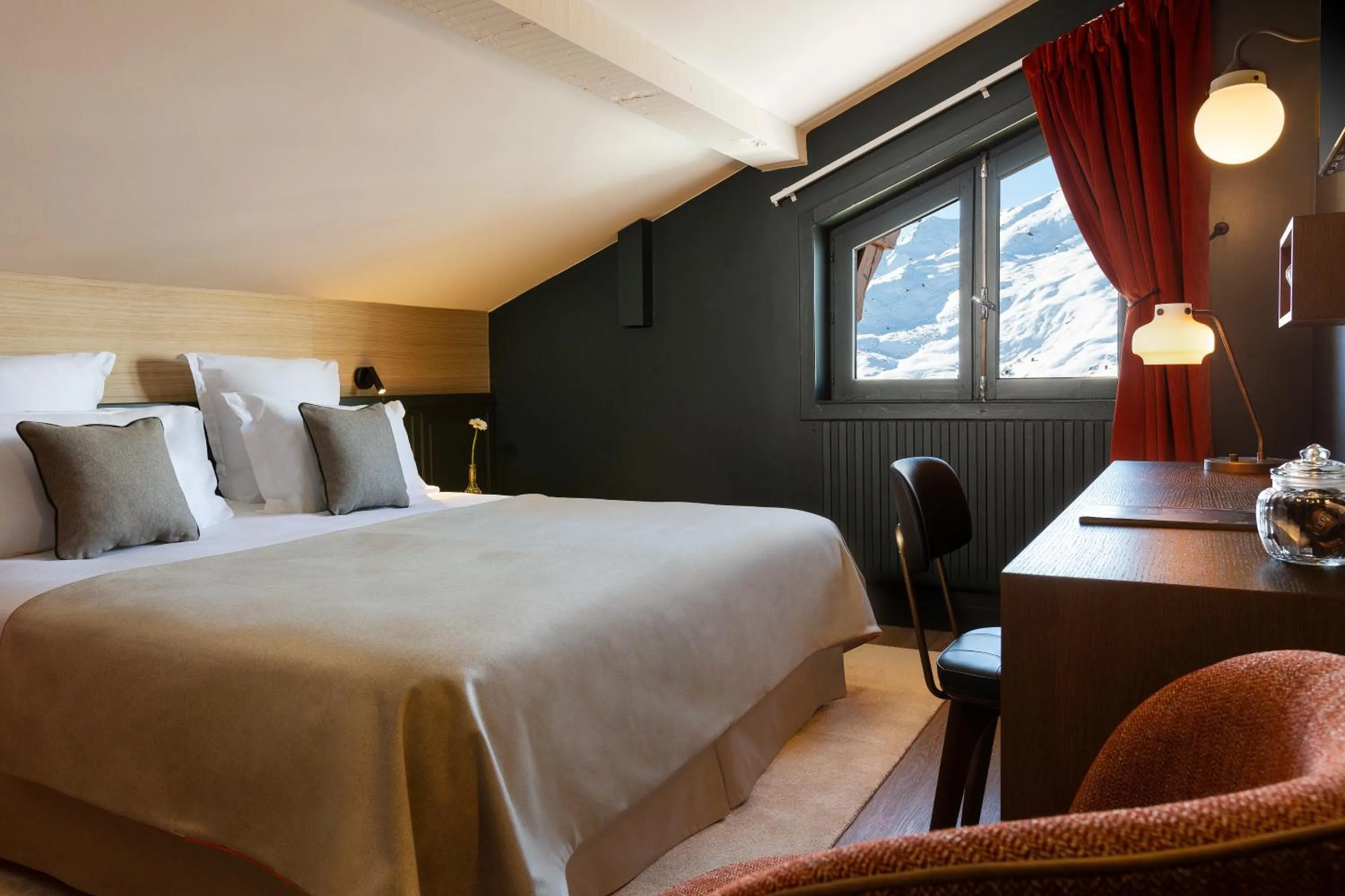 Photo of the whole room, Bed in Ours Blanc Hotel & Spa