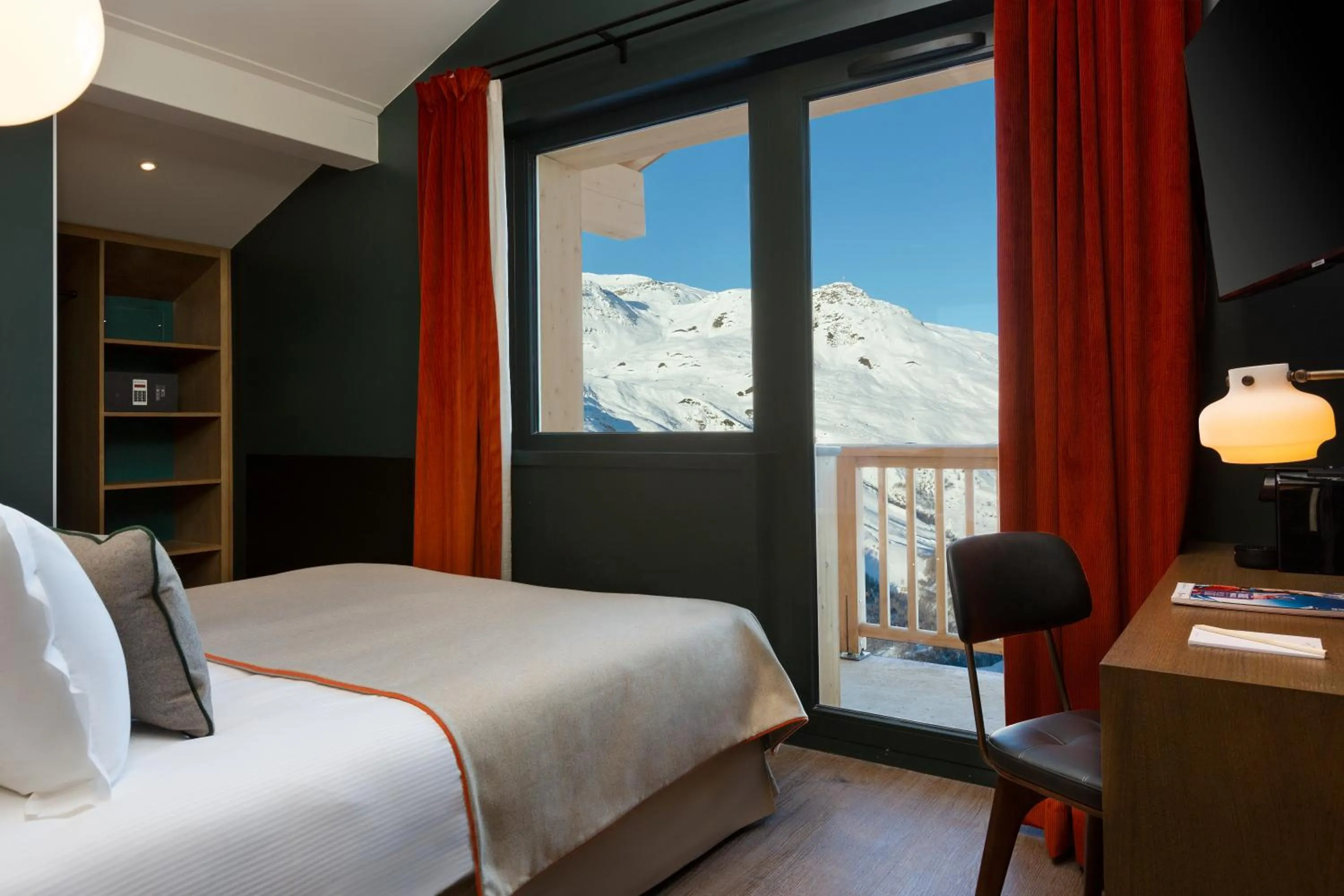 Photo of the whole room, Bed in Ours Blanc Hotel & Spa