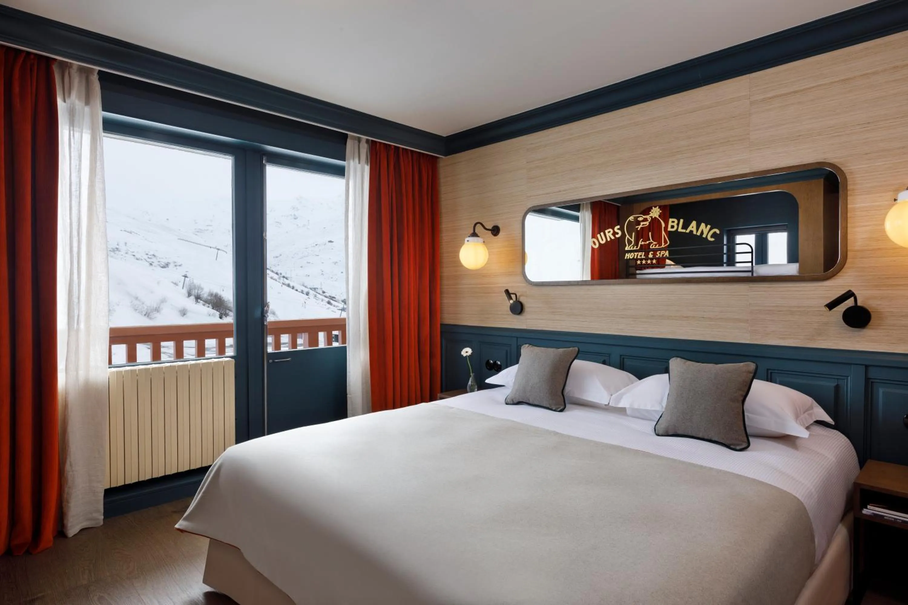 Photo of the whole room, Bed in Ours Blanc Hotel & Spa