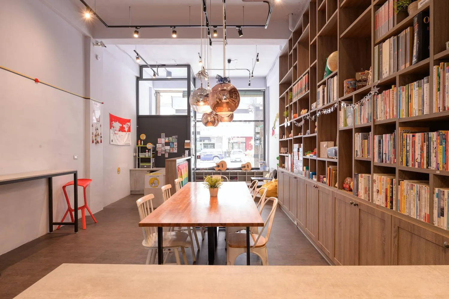 Communal lounge/ TV room in Dumbo Hostel Hualien