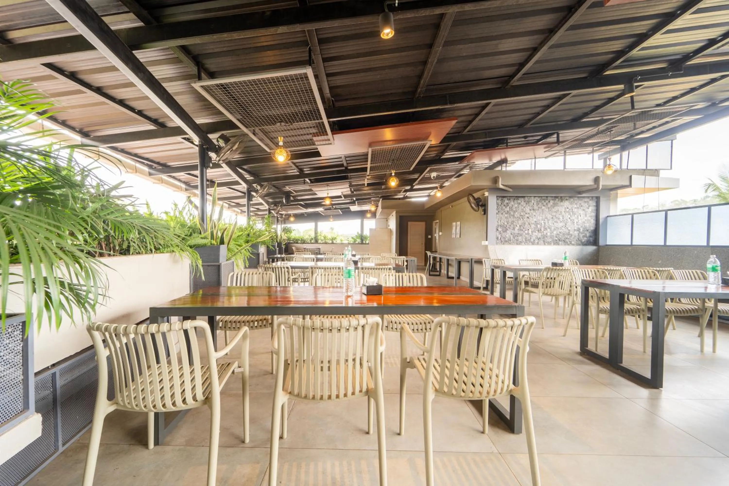 Restaurant/places to eat in Treebo MR Motel, 10 Mins To Airport