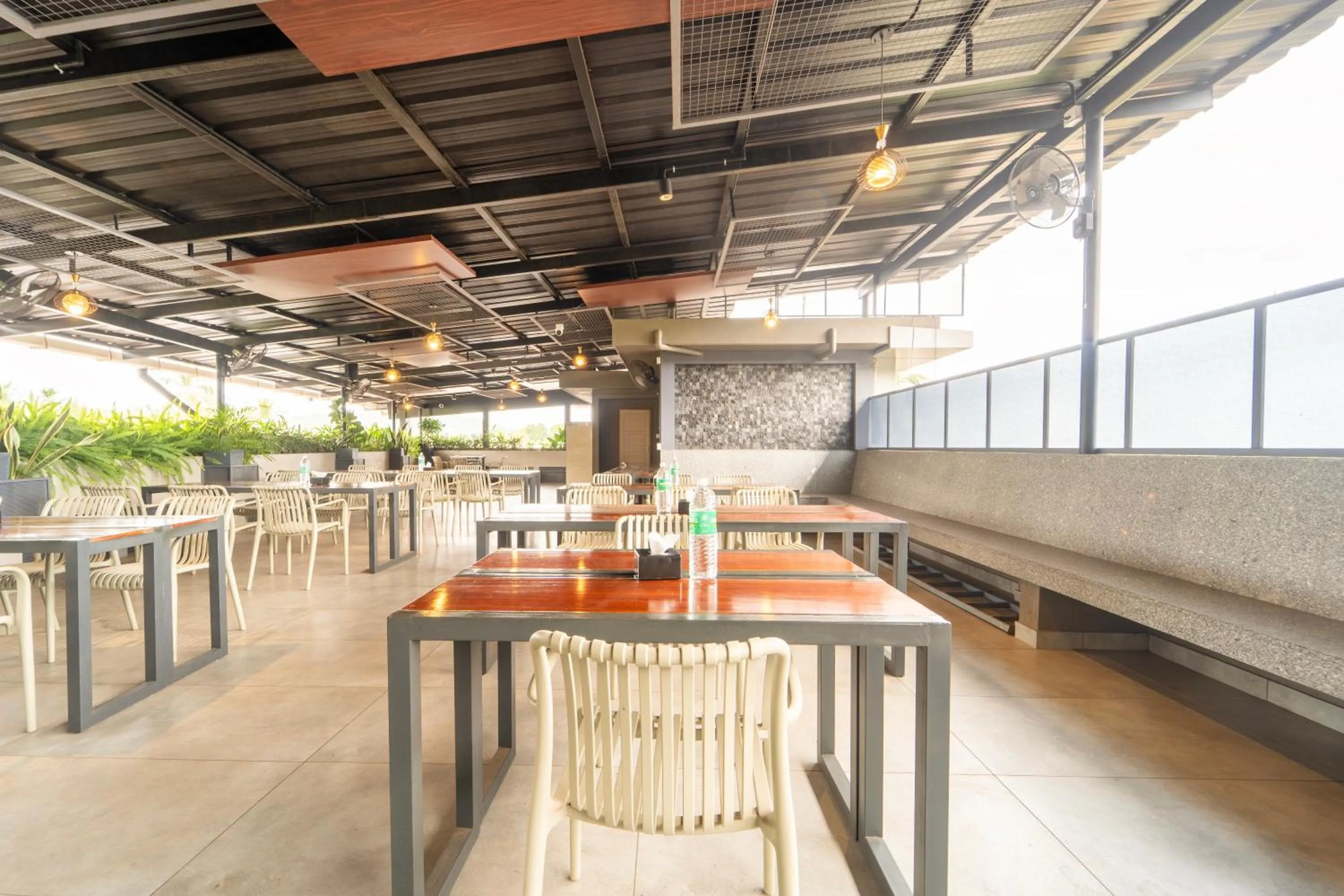 Restaurant/places to eat in Treebo MR Motel, 10 Mins To Airport