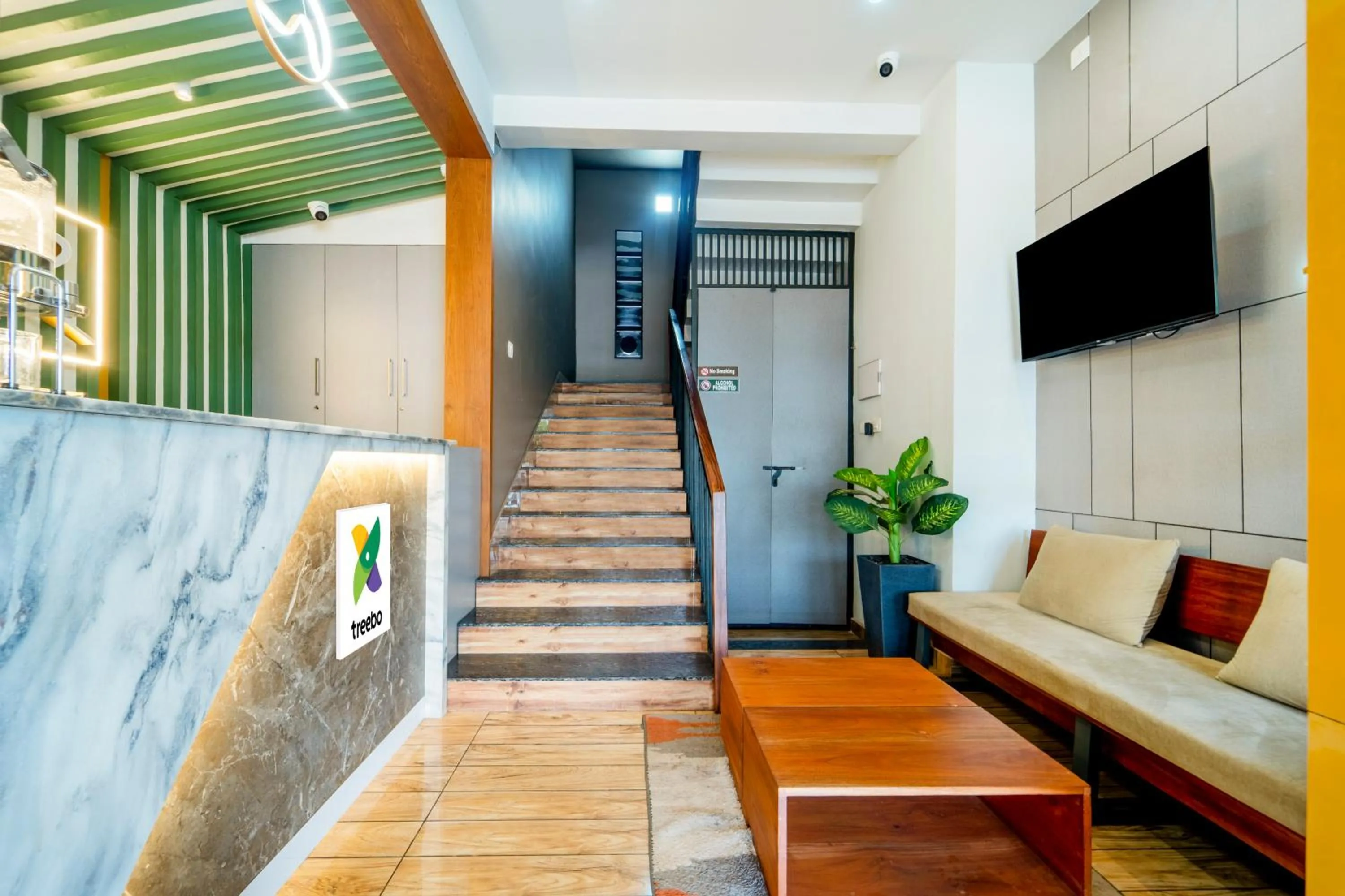 Lobby or reception in Treebo MR Motel, 10 Mins To Airport