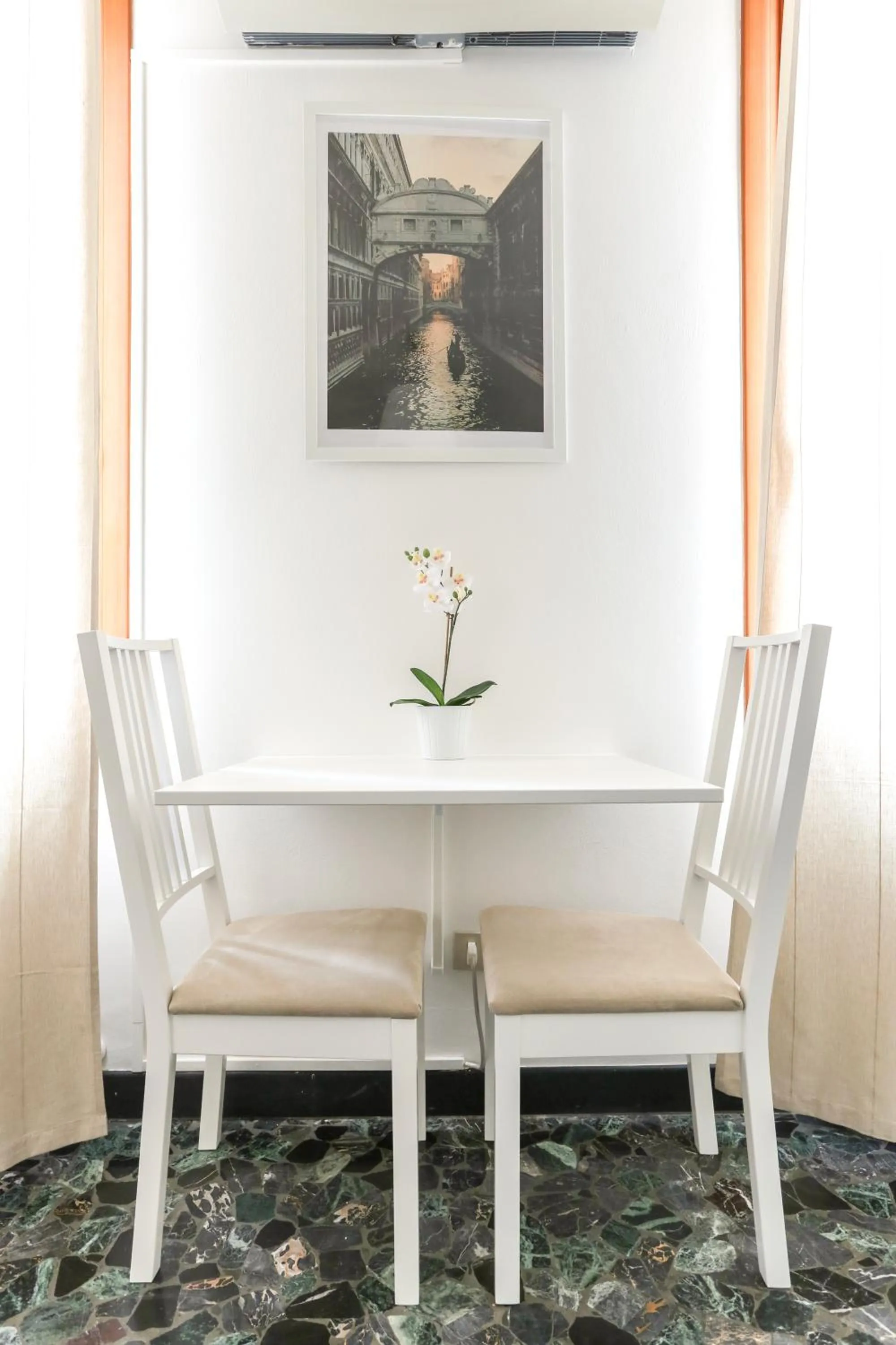 Photo of the whole room in Inlaguna