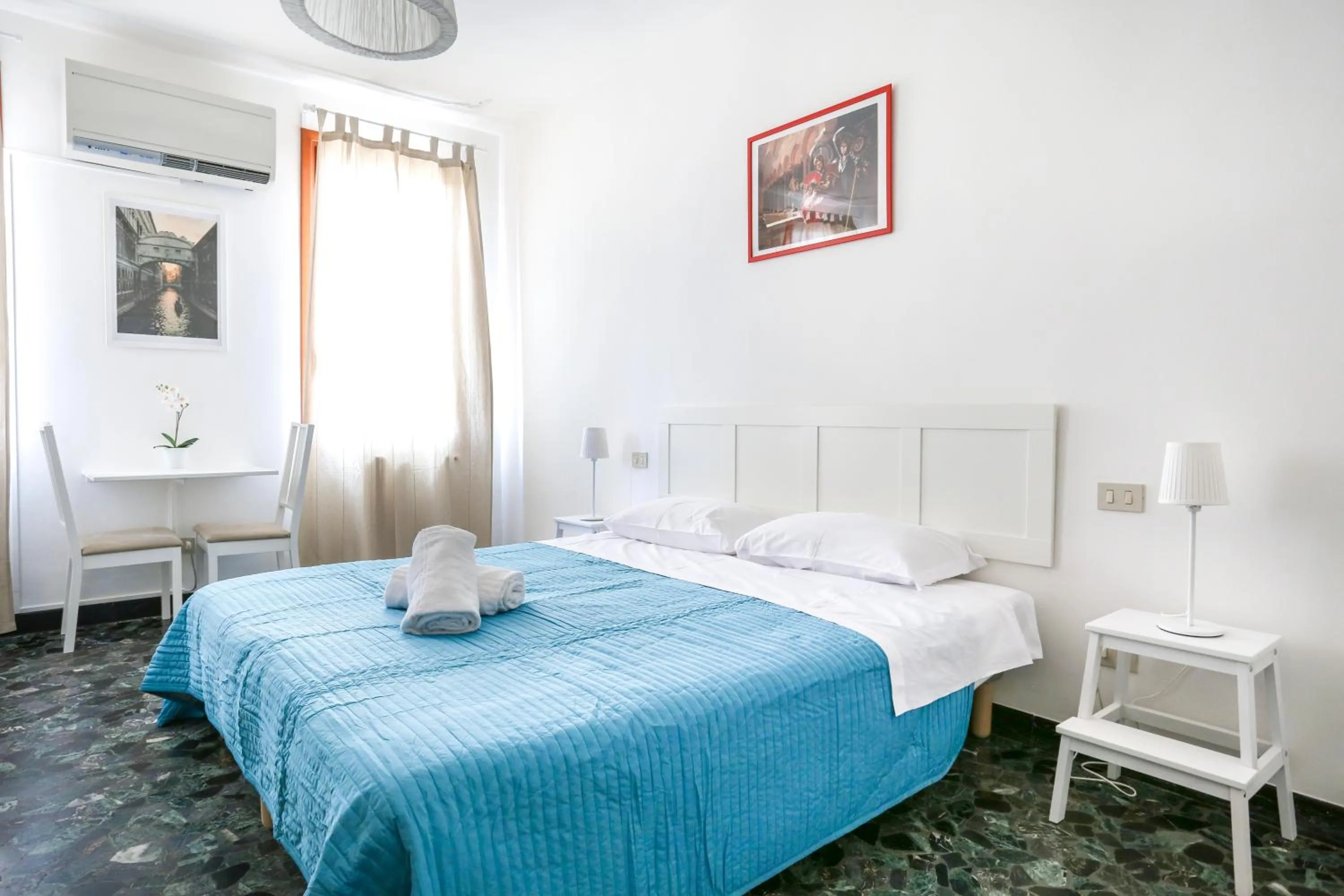 Photo of the whole room, Bed in Inlaguna