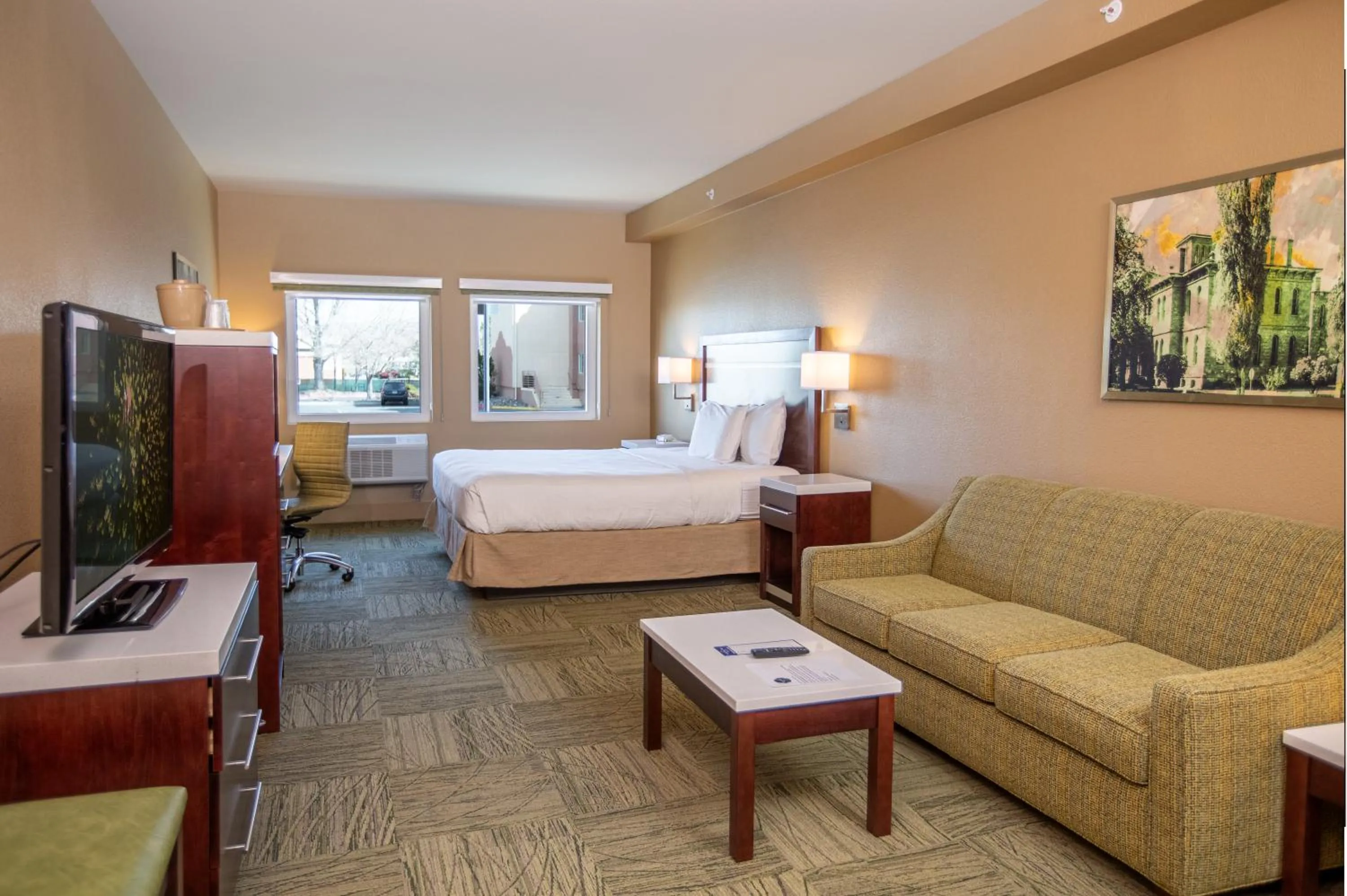 Seating area, Bed in Gold Dust West