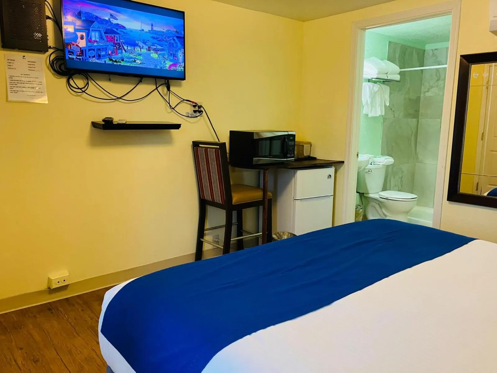 Bed in Eagle Crater Lake Inn