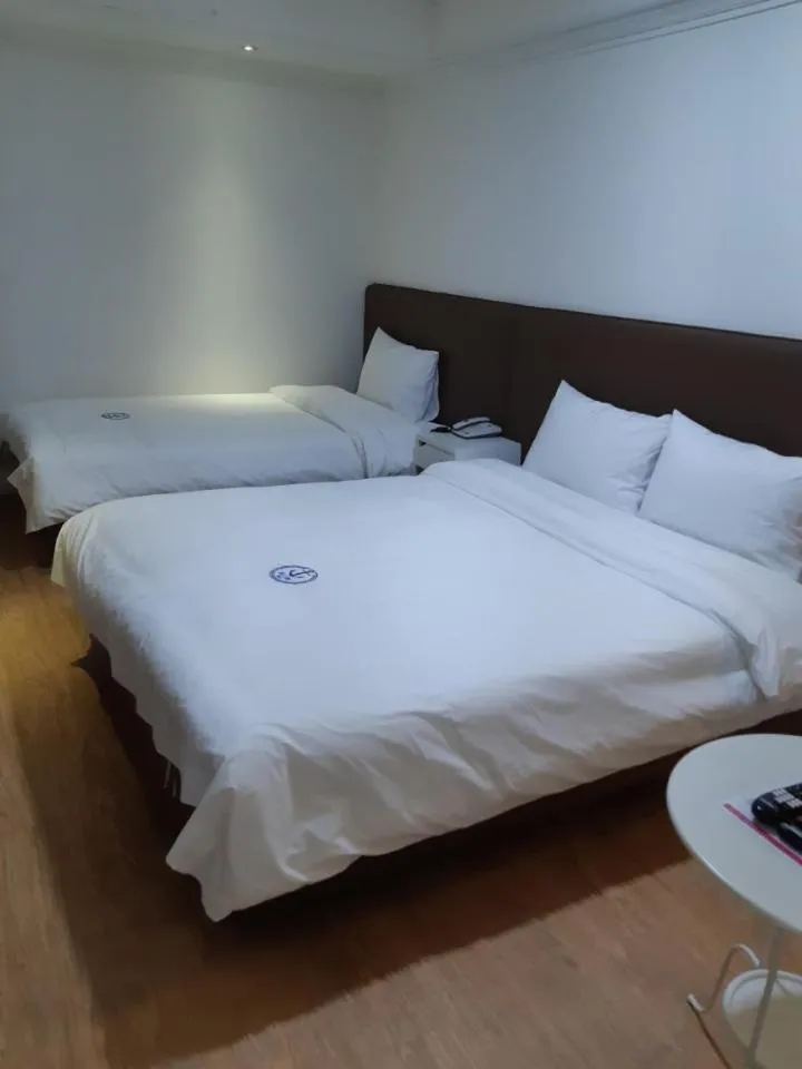 Bed in Hillside Hotel