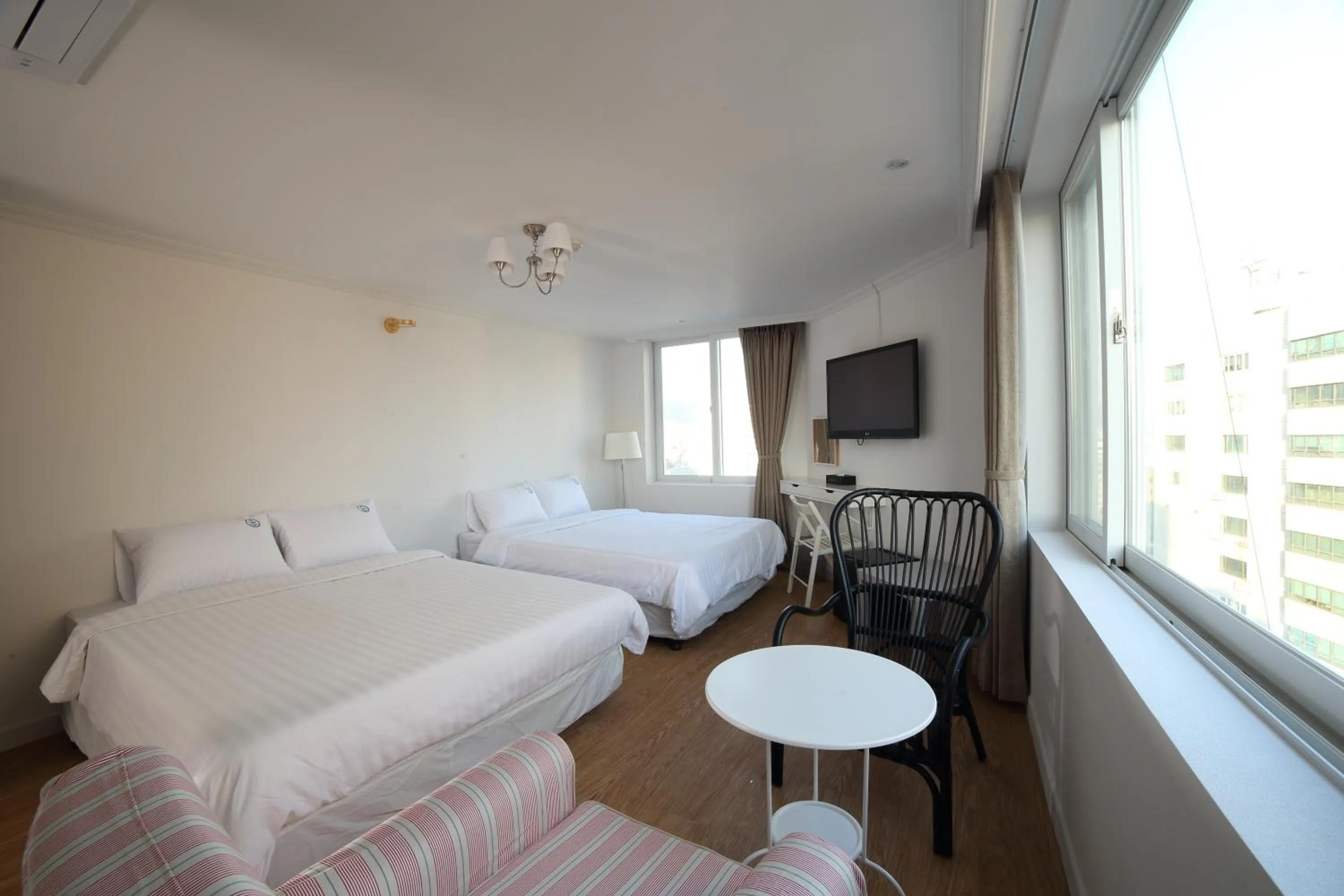 Day, Bed in Hillside Hotel