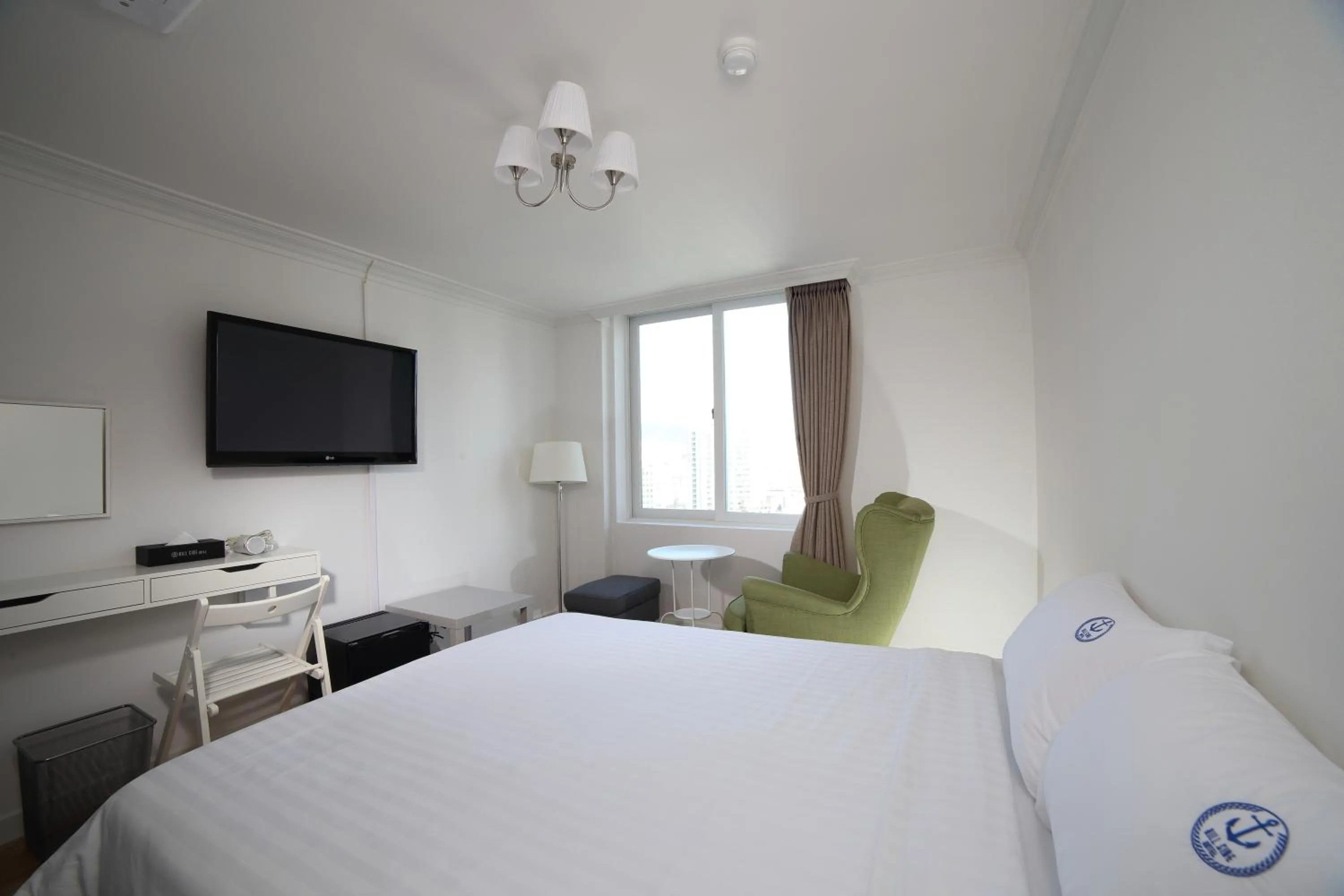 Day, Bed in Hillside Hotel