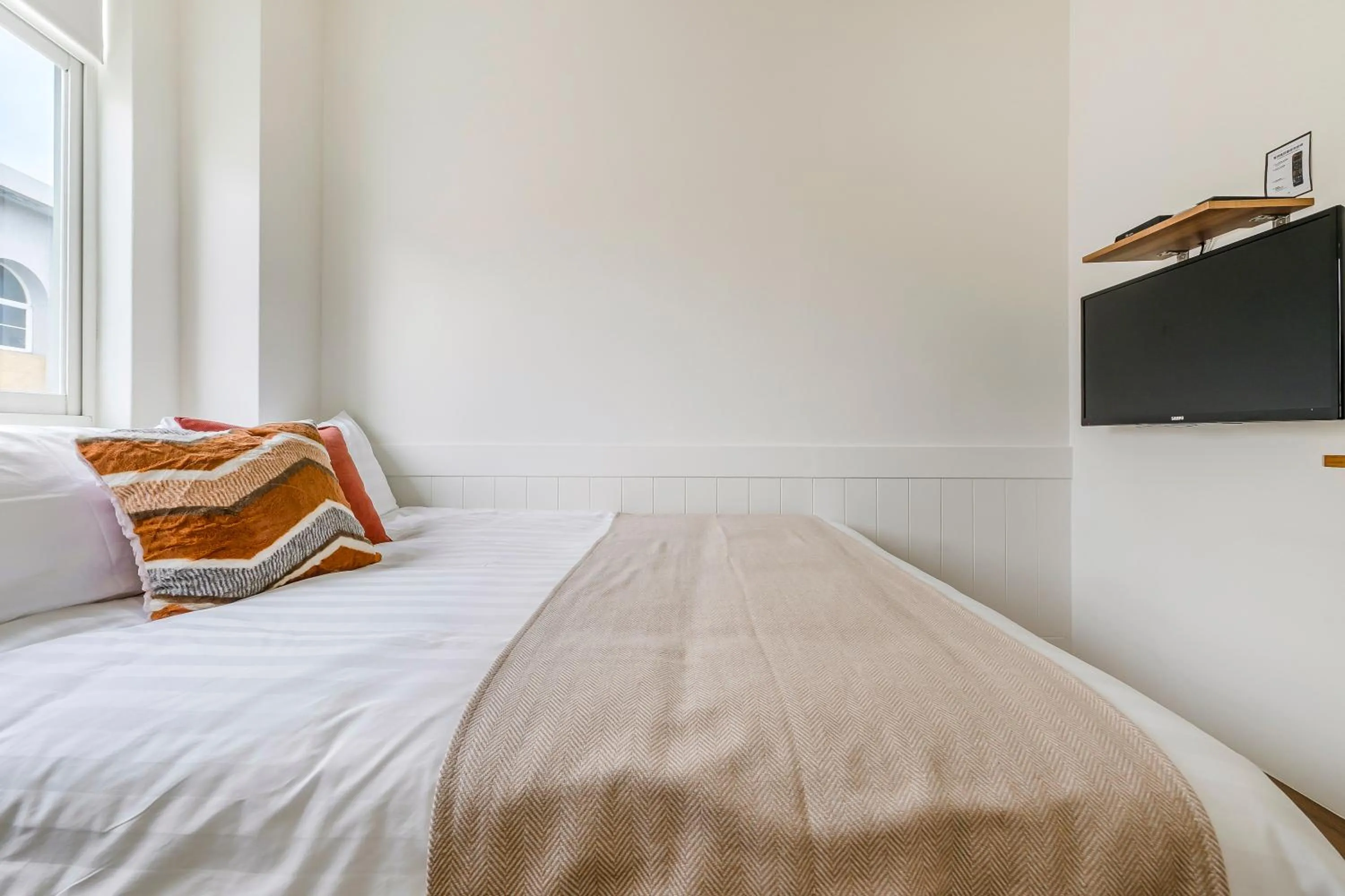 Bed in Chin Style Smart Stay