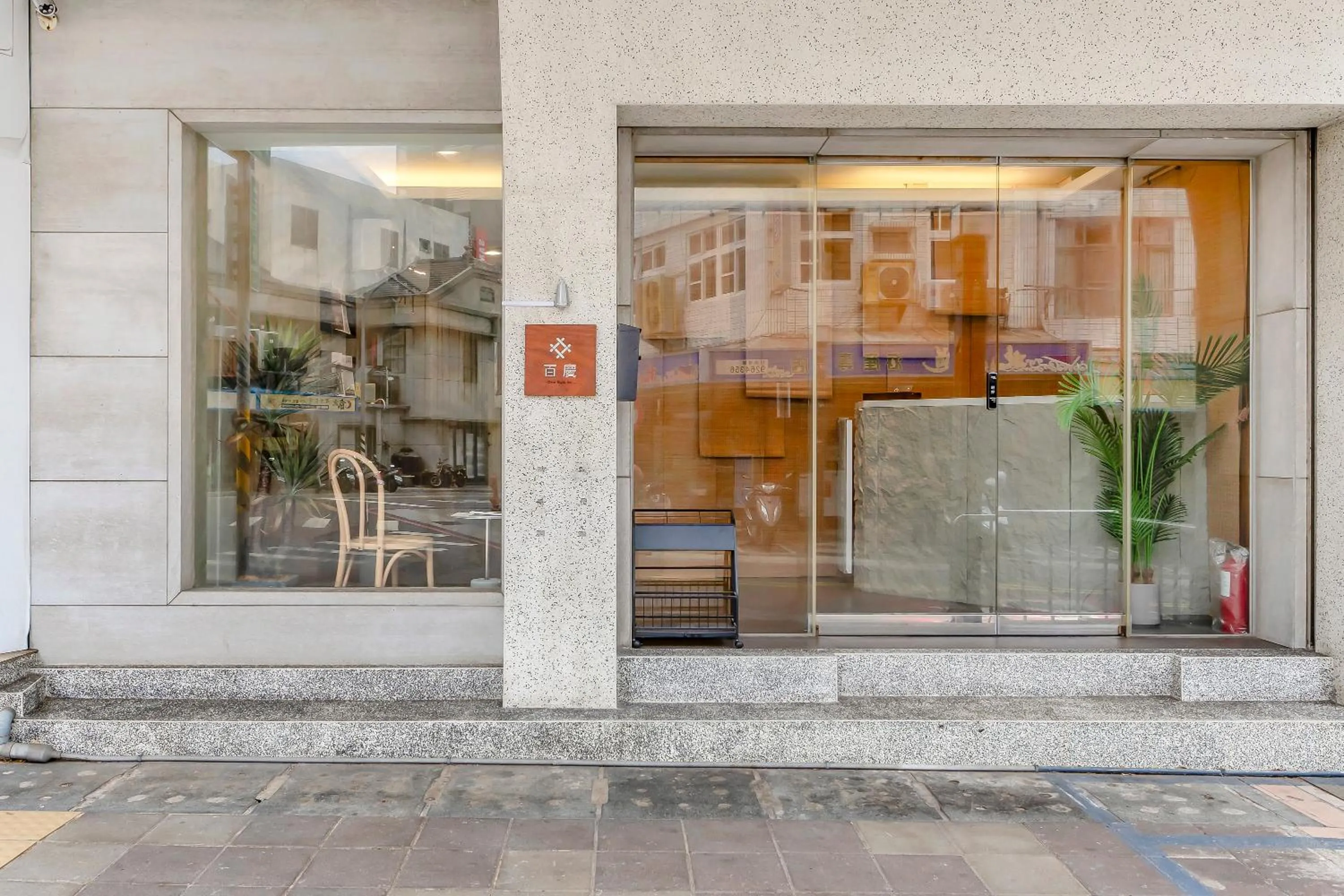 Facade/entrance in Chin Style Smart Stay