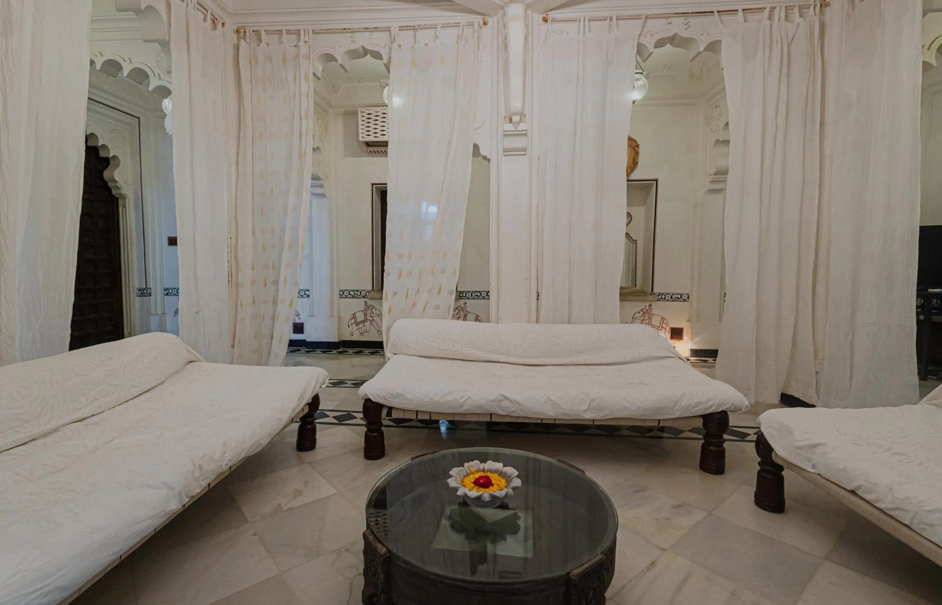 Living room, Bed in The Rawla Narlai - A Luxury Heritage Stay in Leopard Country