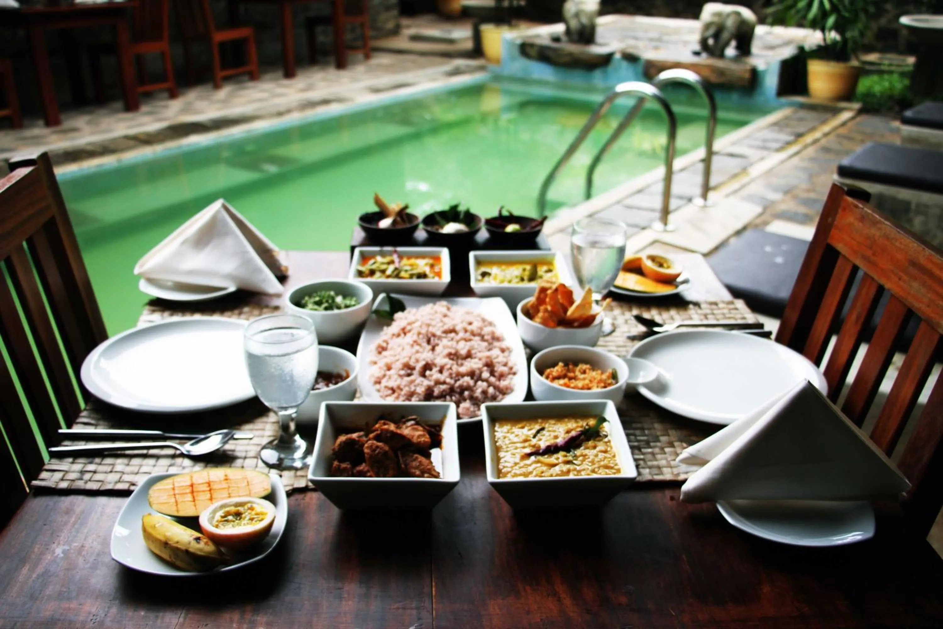 Restaurant/places to eat in Serendip Stone Hotel and Bungalow