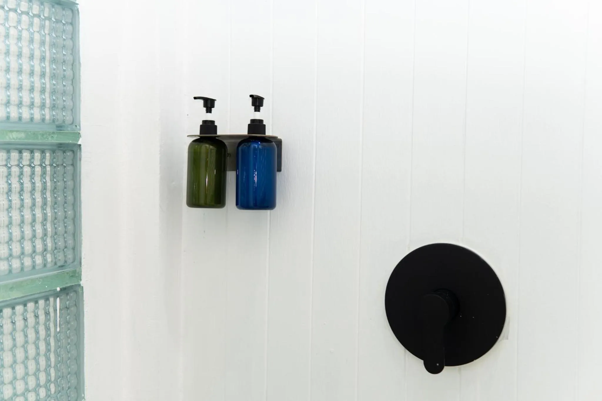 Shower in Easy Sunday Khaosan Bangkok