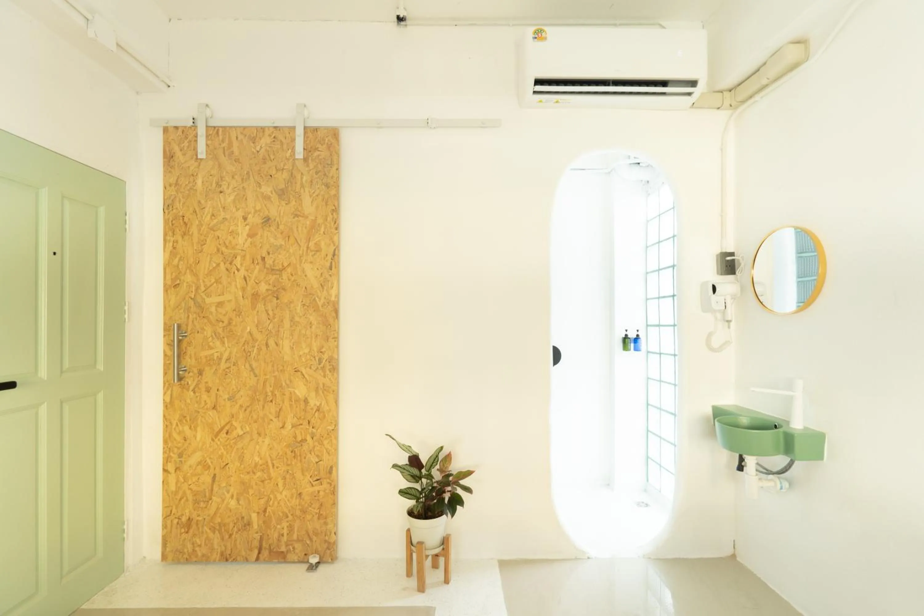 Toilet in Easy Sunday Khaosan Bangkok