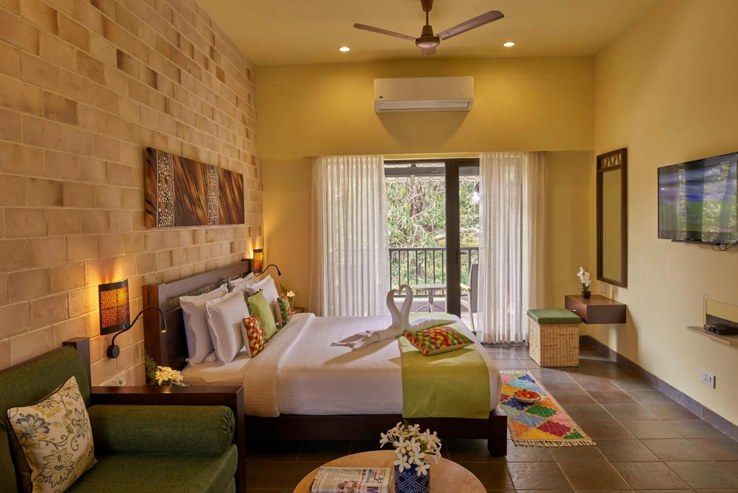 Photo of the whole room, Bed in Club Mahindra Kanha