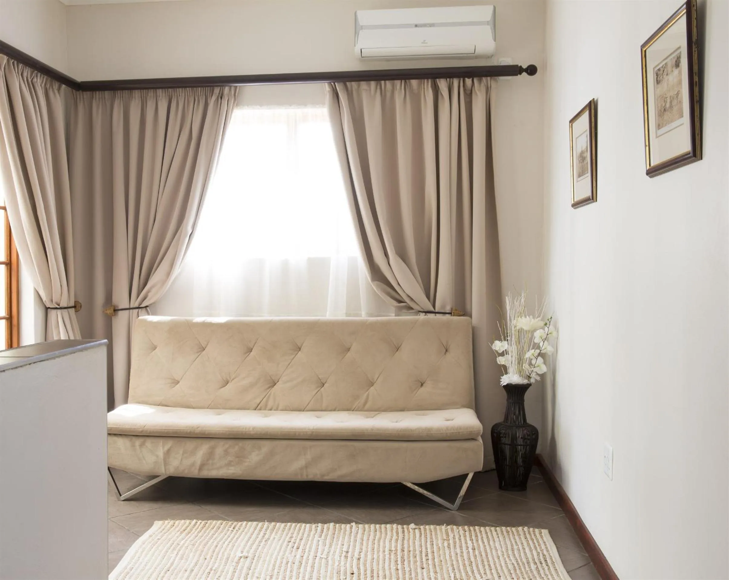 Living room in Queen Manor Boutique Guest House