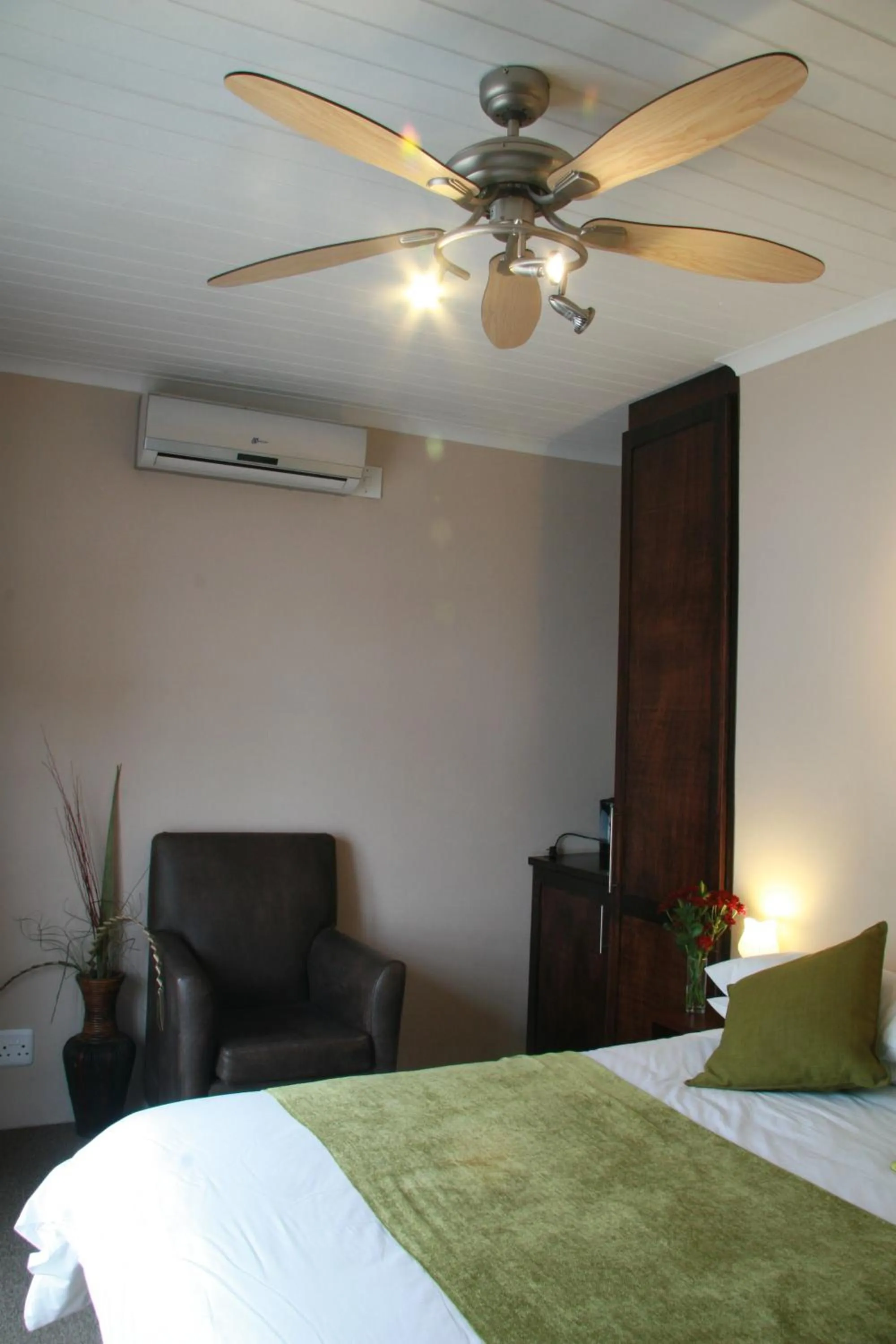 Bed in Queen Manor Boutique Guest House