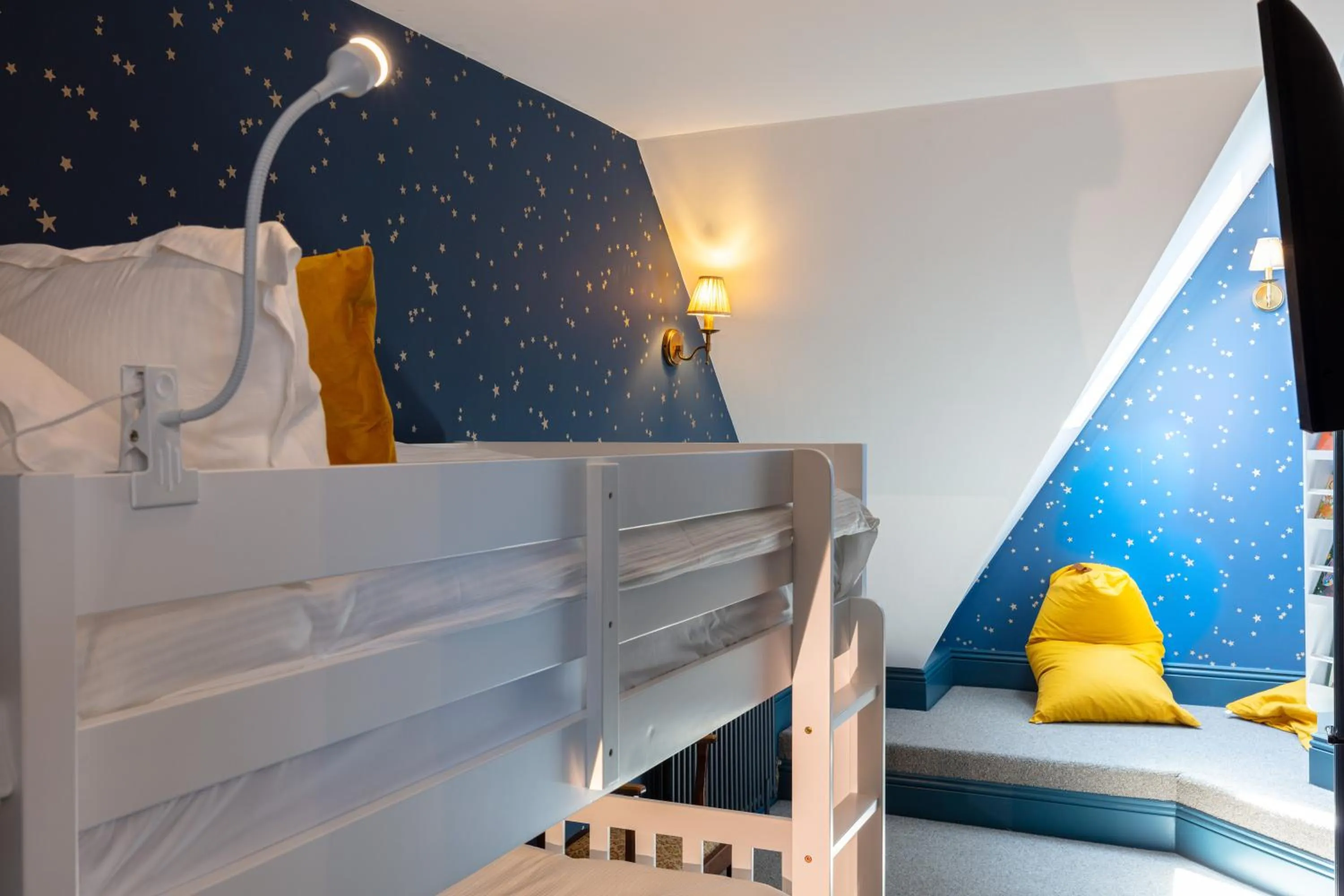 bunk bed, Bed in The Red Lion Hotel