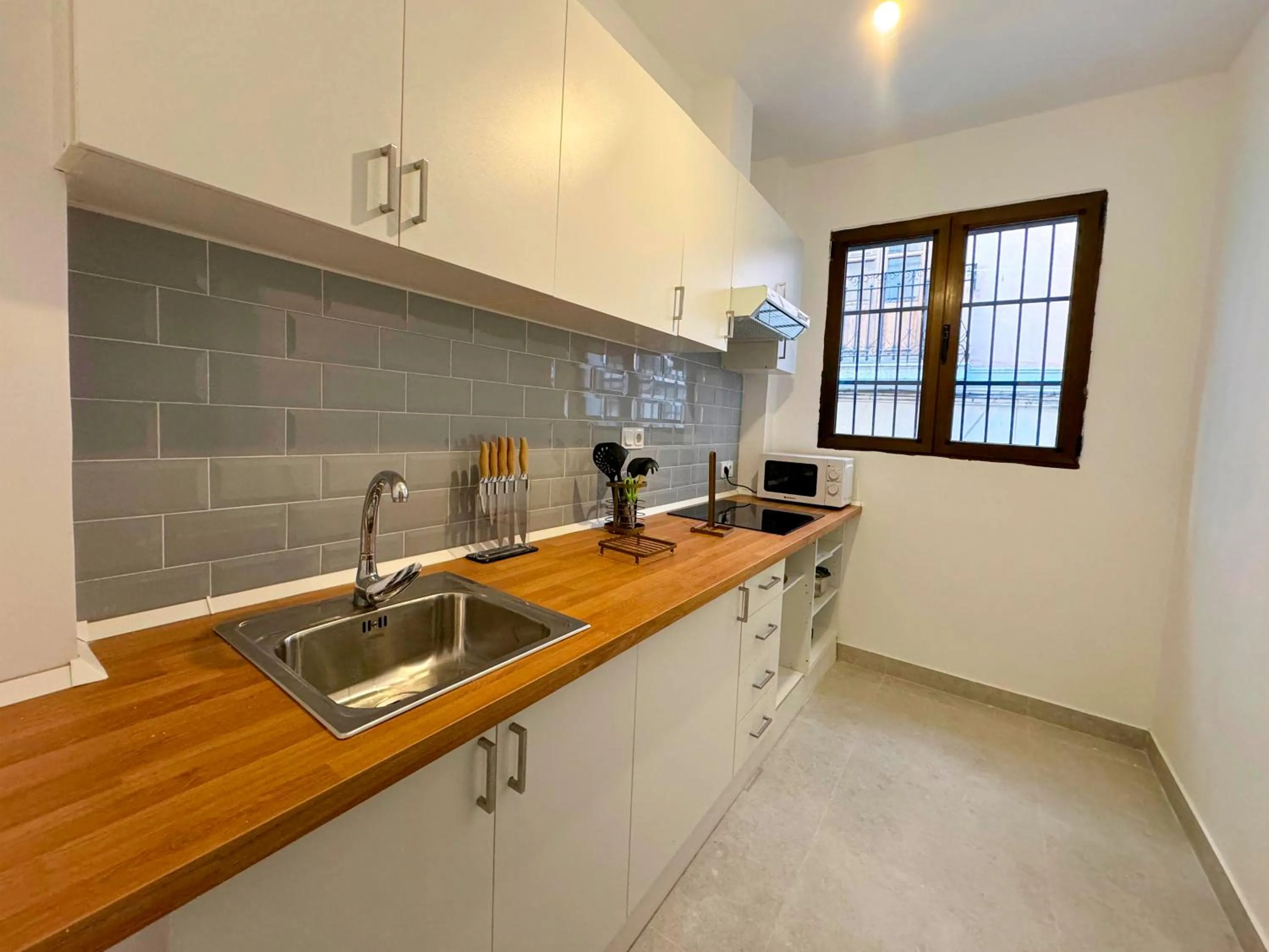 Kitchen or kitchenette in Apartamentos Plaza San Agustín 3000