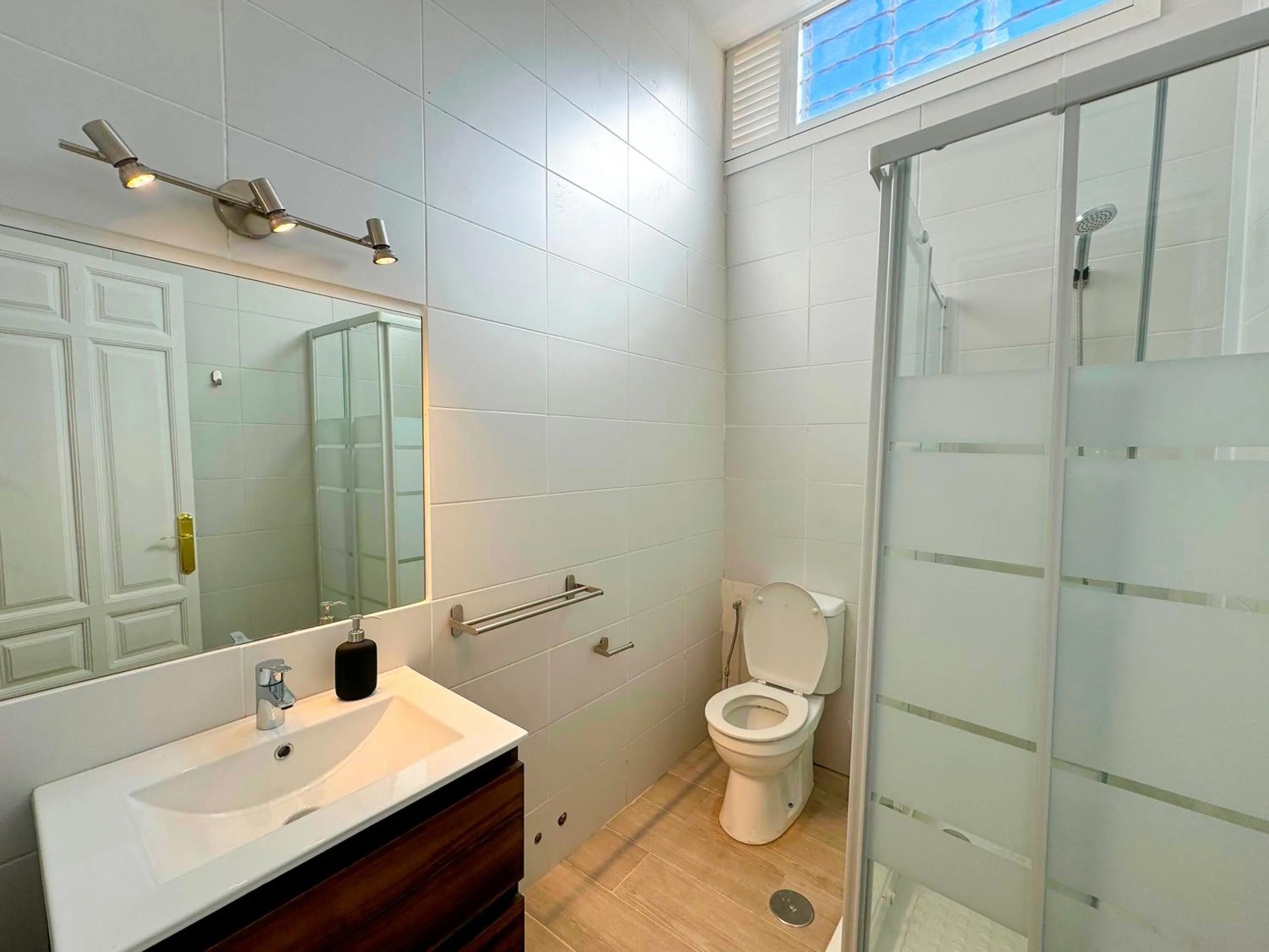 Shower in Apartamentos Plaza San Agustín 3000