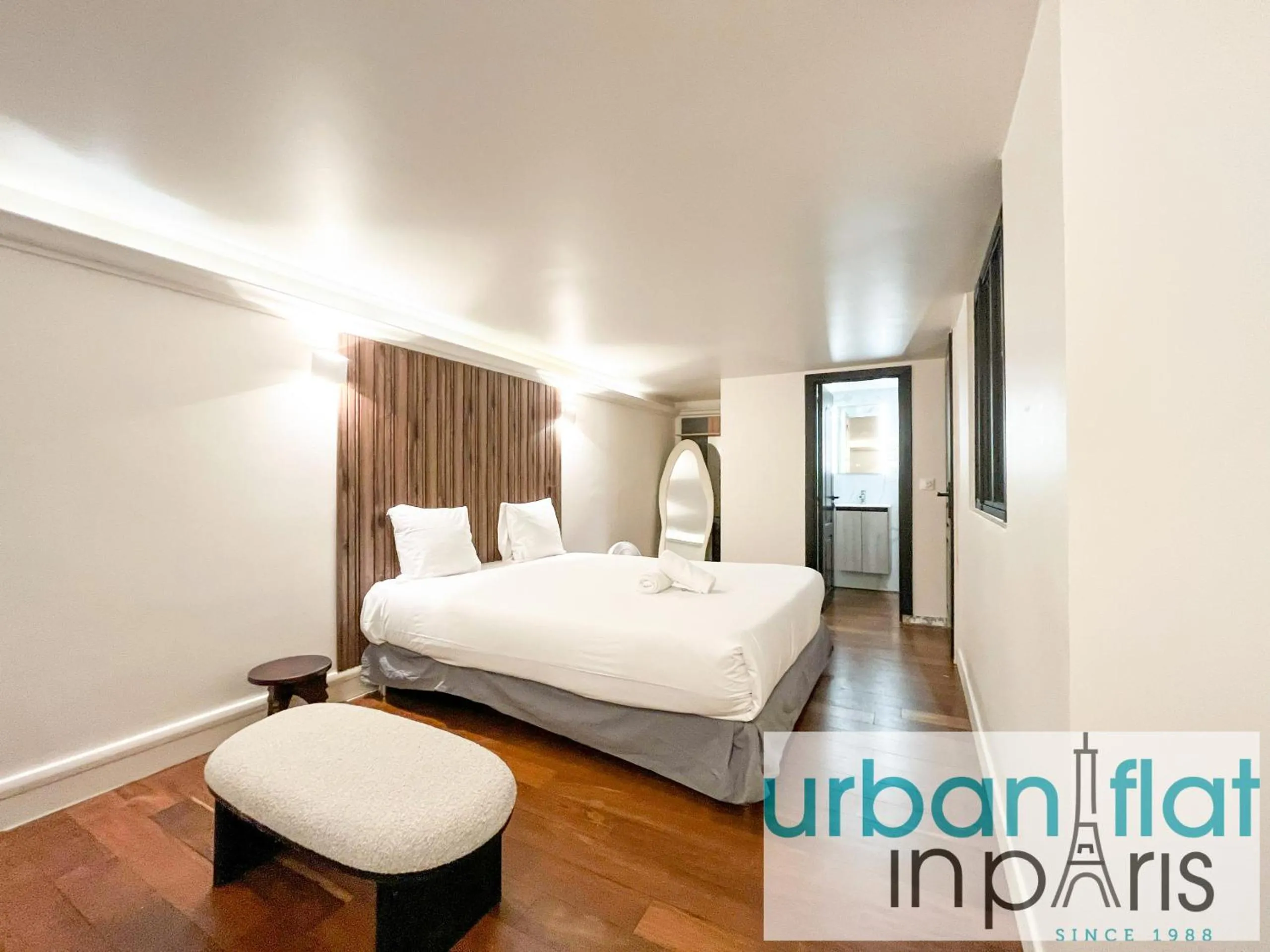 Bed in Urban Flat 09 - Stylish Triplex Champs-Elysees