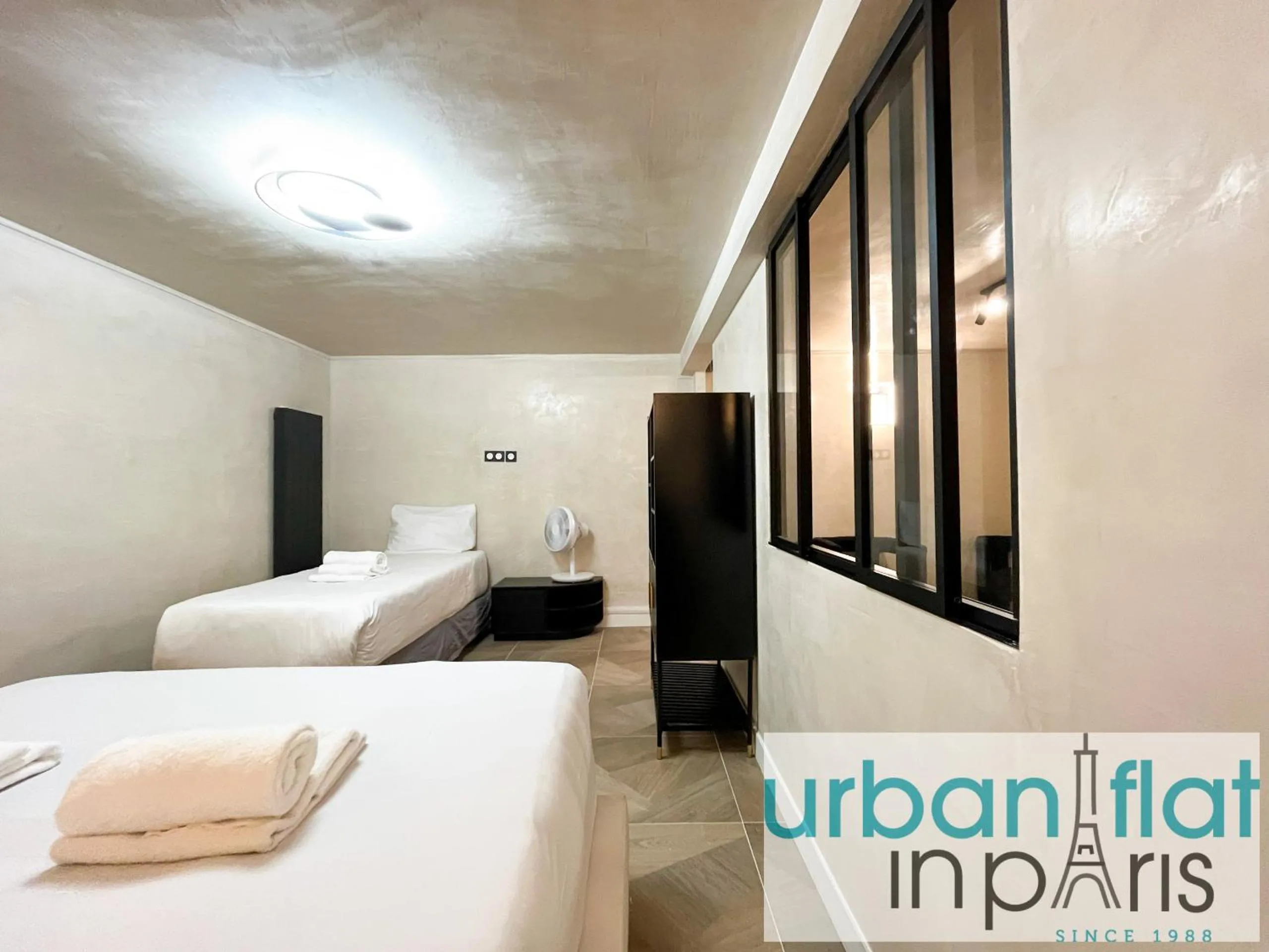 Bed in Urban Flat 09 - Stylish Triplex Champs-Elysees