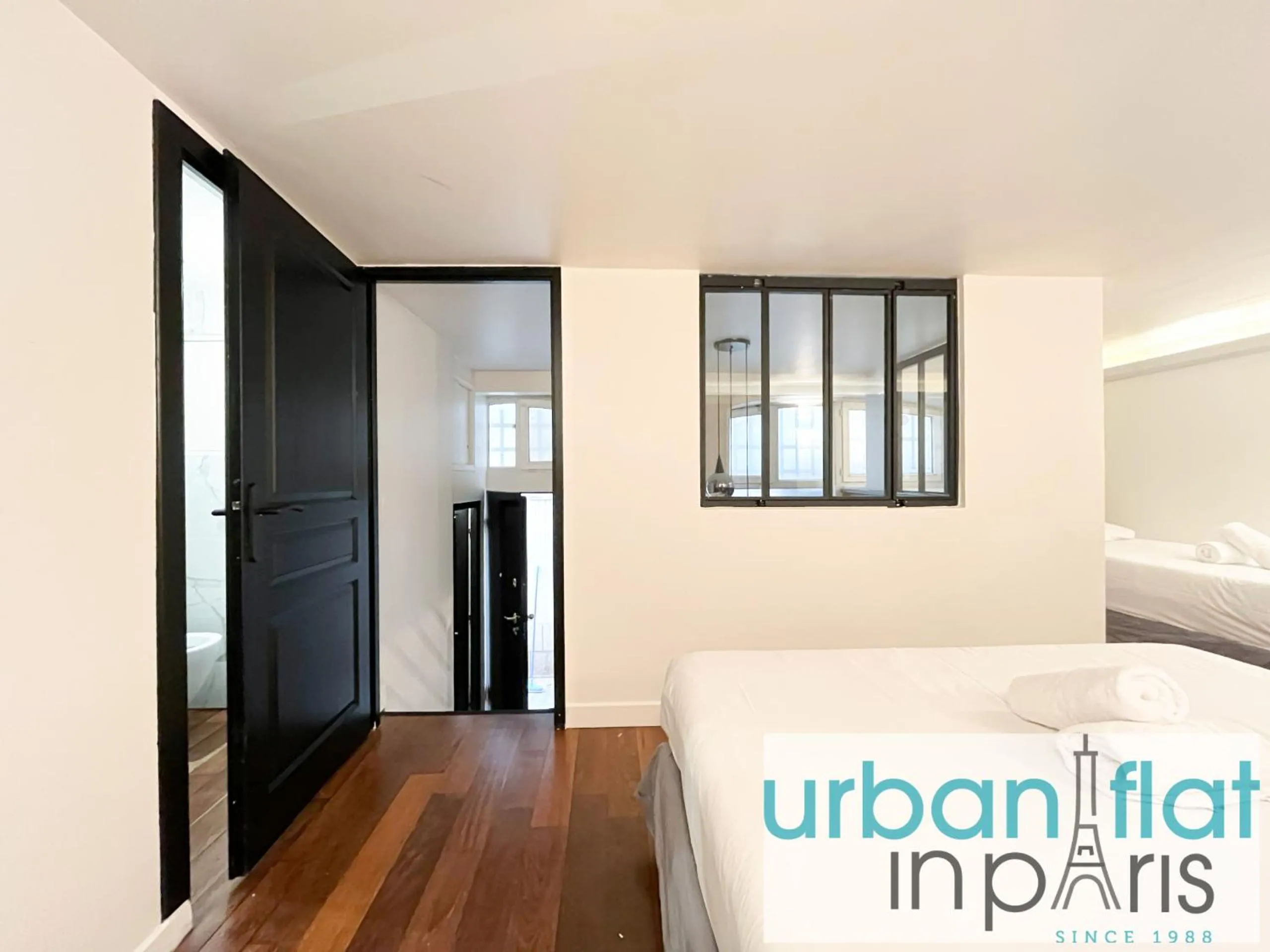 Bed in Urban Flat 09 - Stylish Triplex Champs-Elysees