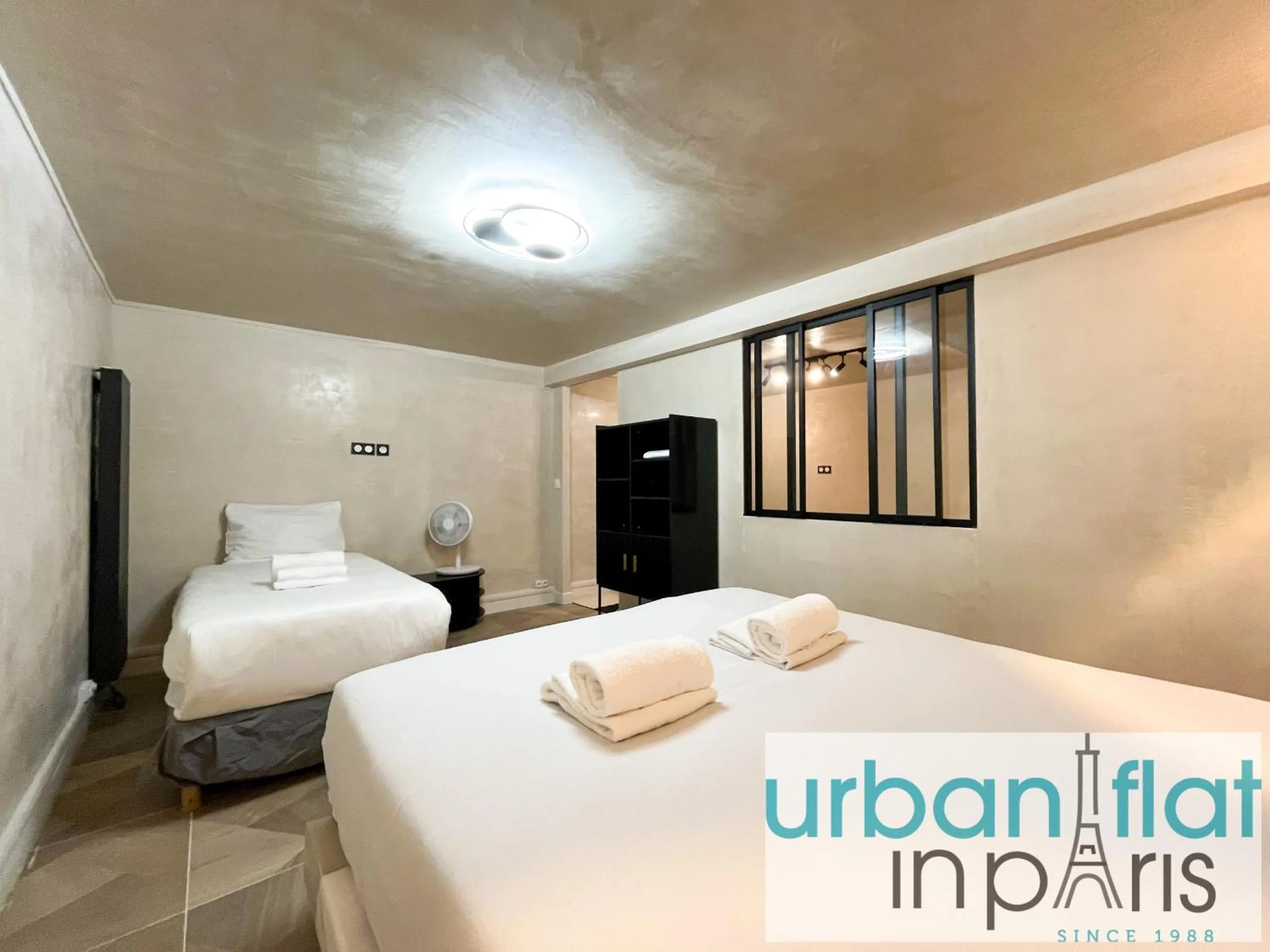 Bed in Urban Flat 09 - Stylish Triplex Champs-Elysees