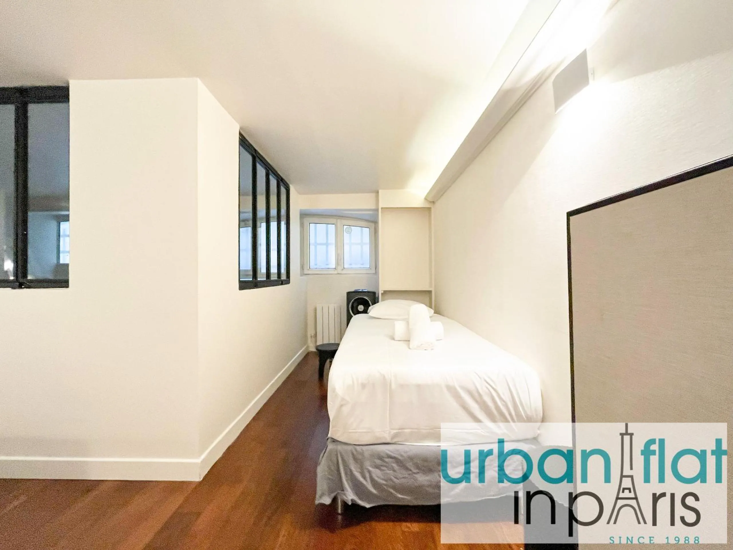Bed in Urban Flat 09 - Stylish Triplex Champs-Elysees