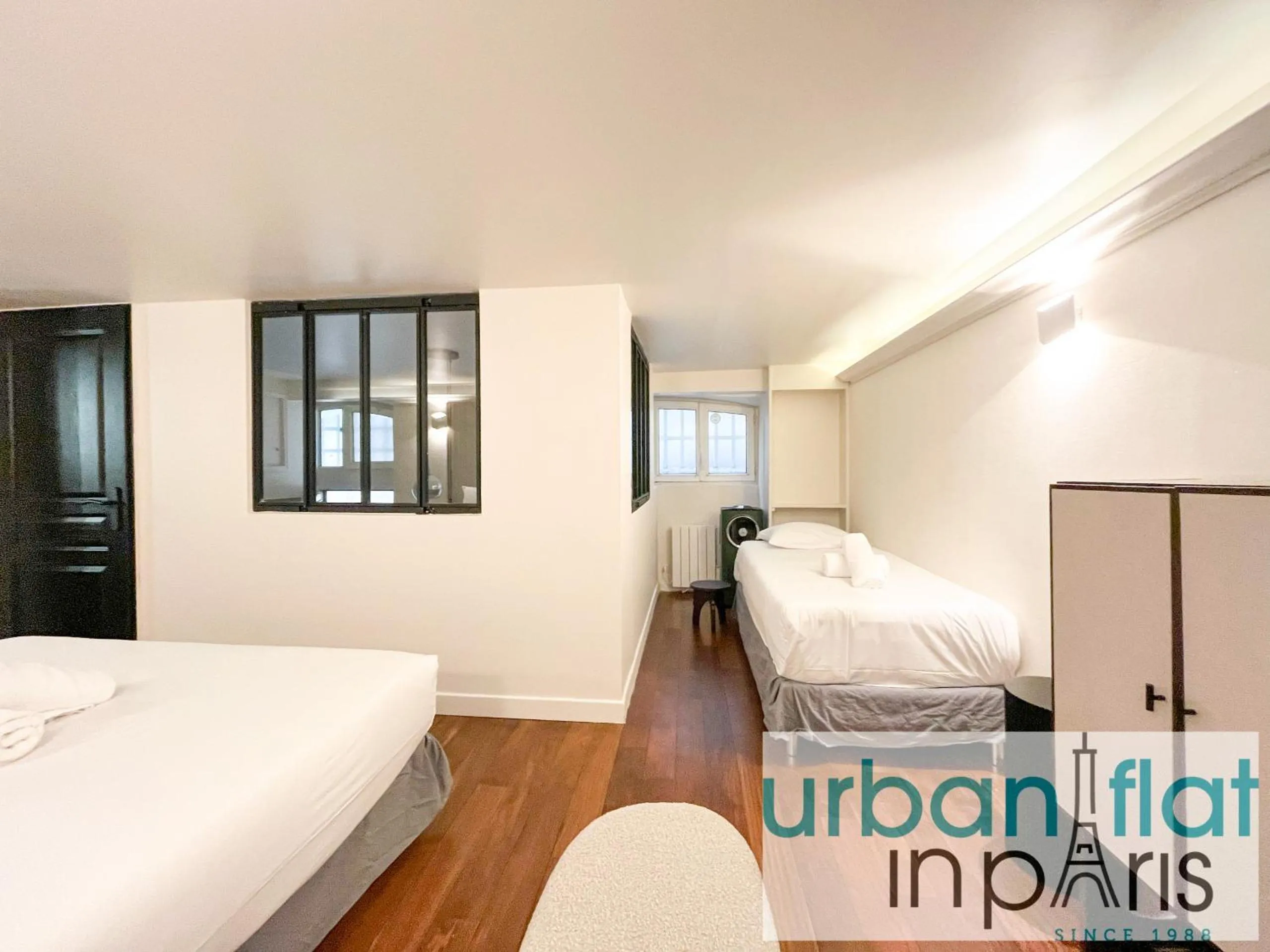 Bed in Urban Flat 09 - Stylish Triplex Champs-Elysees