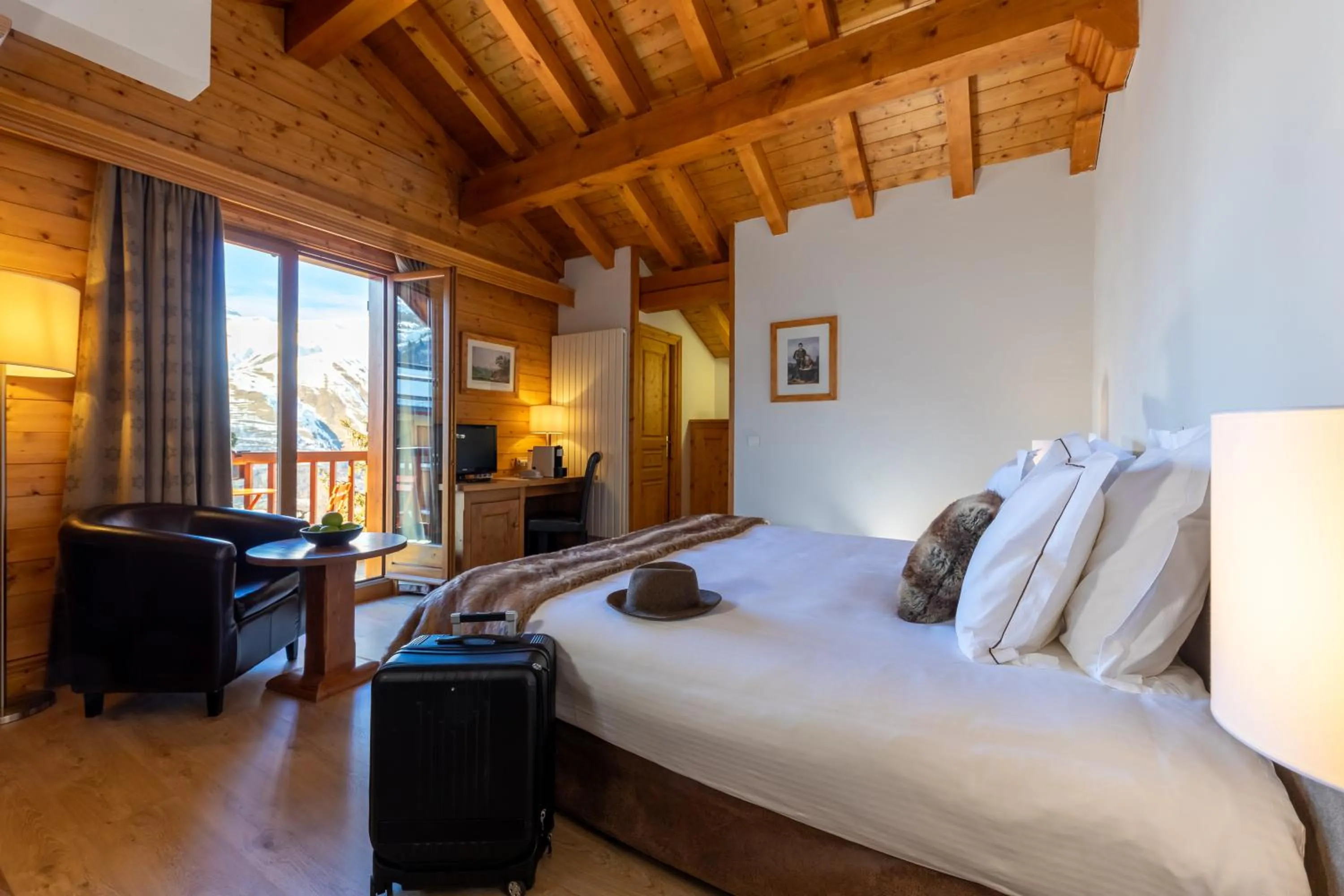 Photo of the whole room, Bed in Hôtel Saint-Martin
