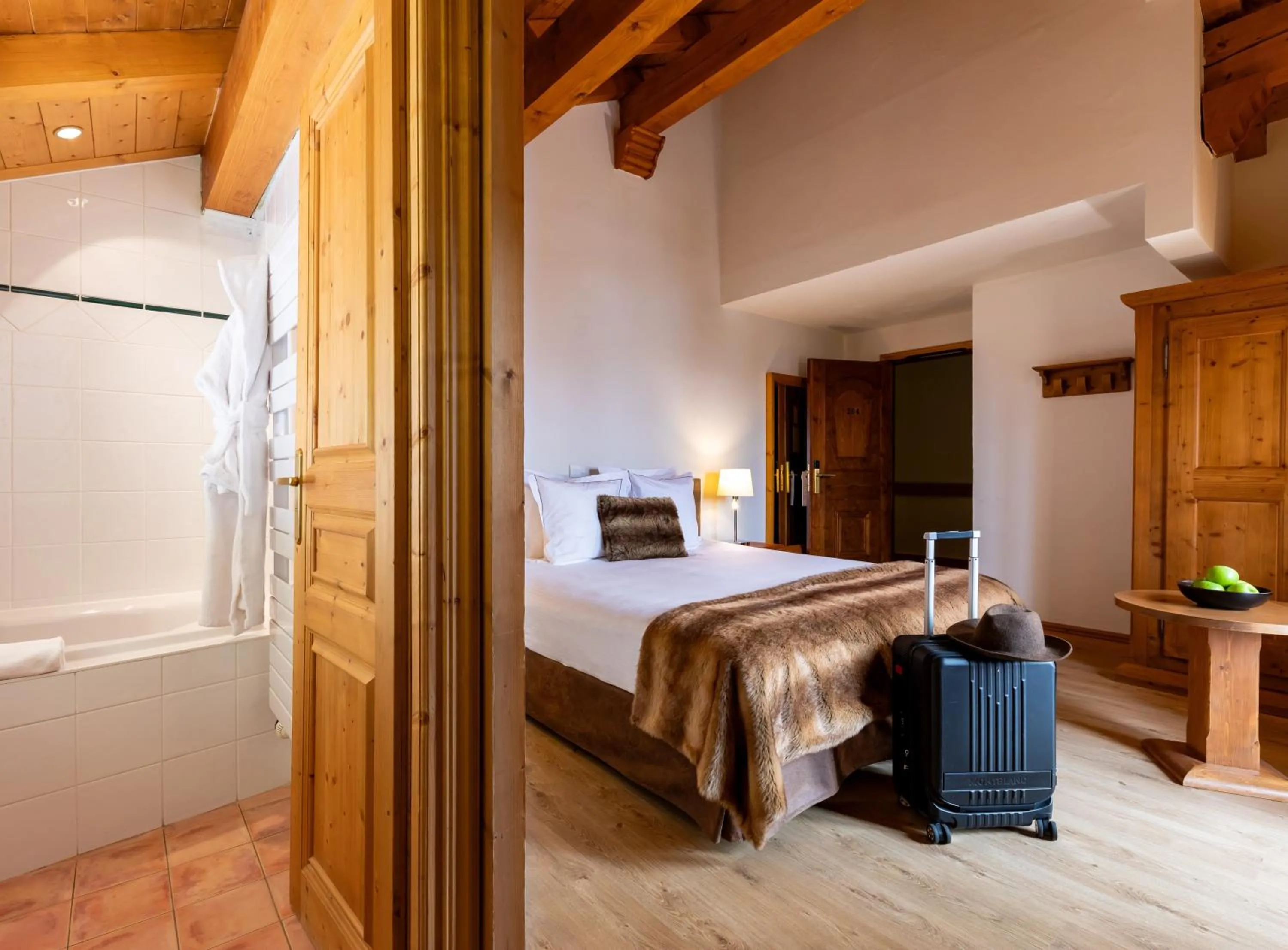 Bathroom, Bed in Hôtel Saint-Martin