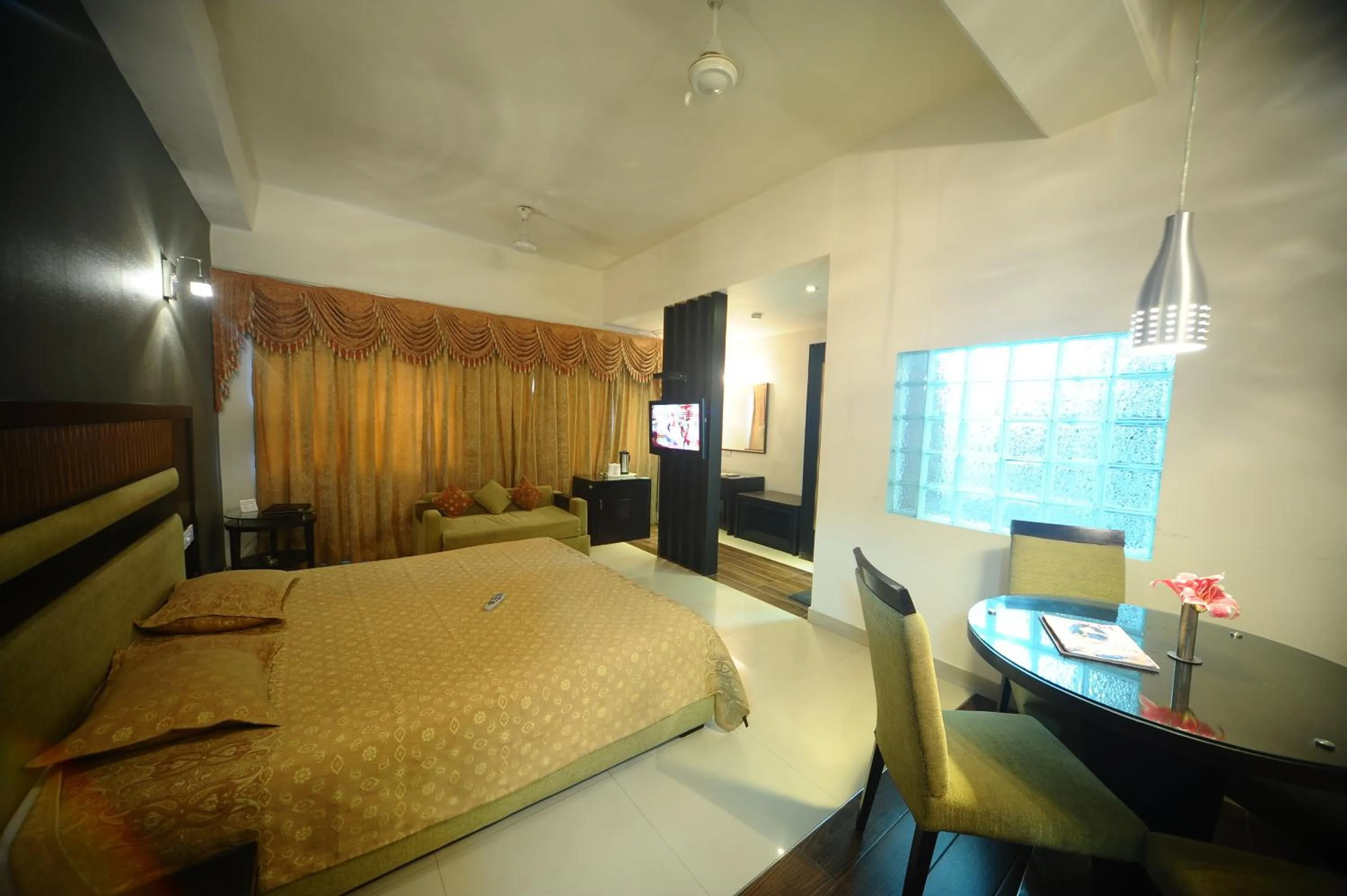 Bed in Jullundur Hotel & Restaurant