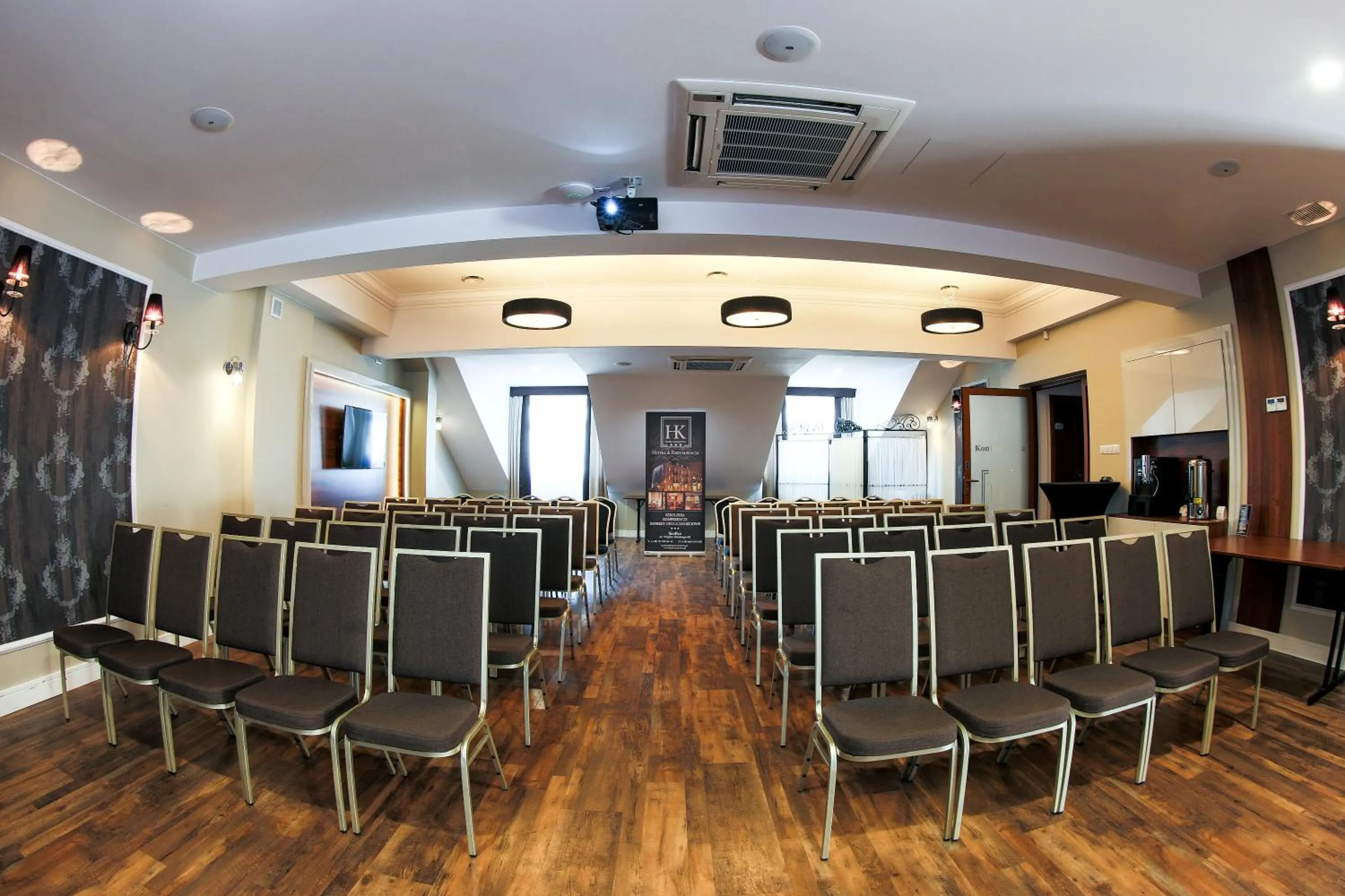 Communal lounge/ TV room in Hotel Kamienica