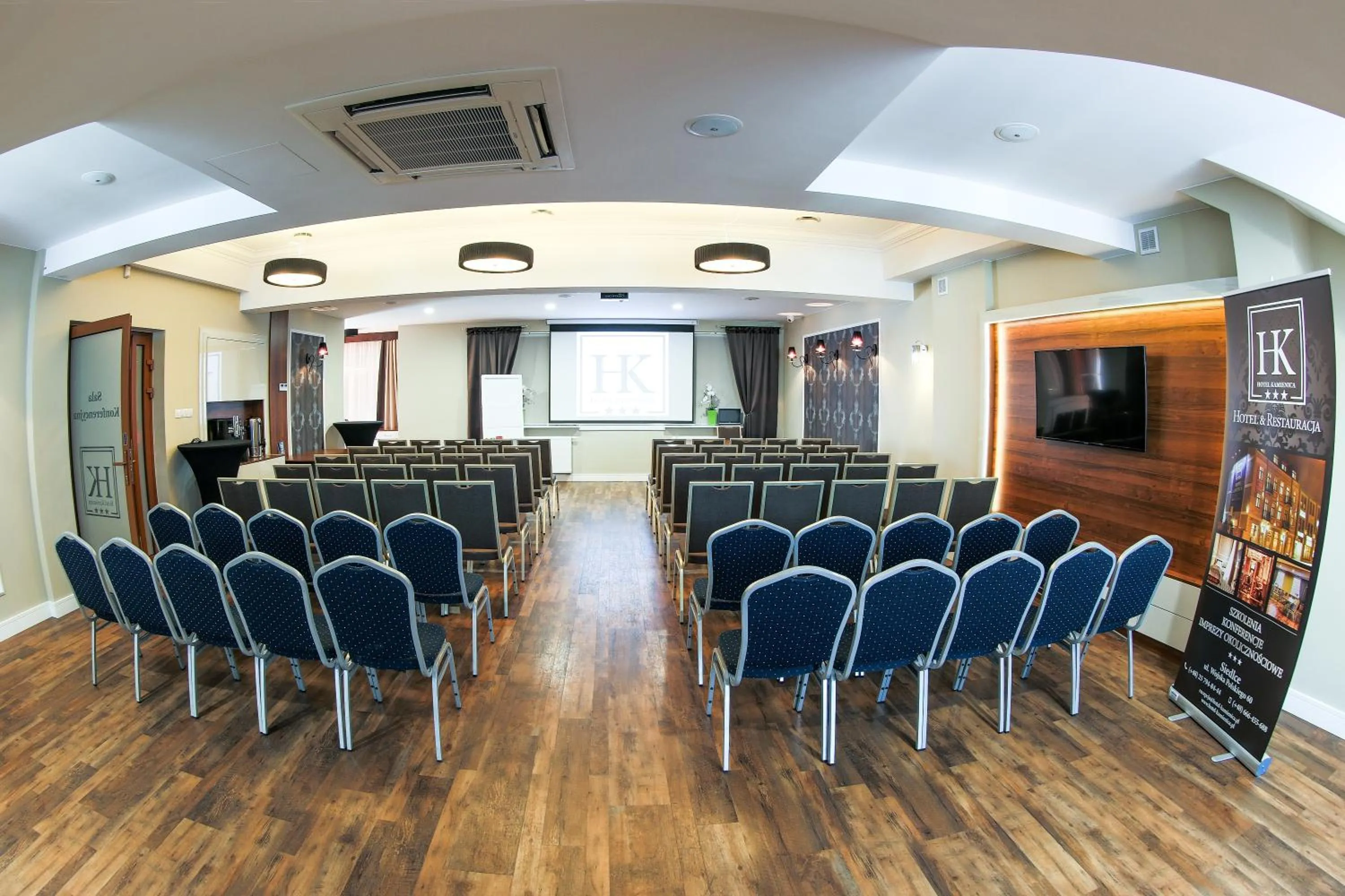Communal lounge/ TV room in Hotel Kamienica