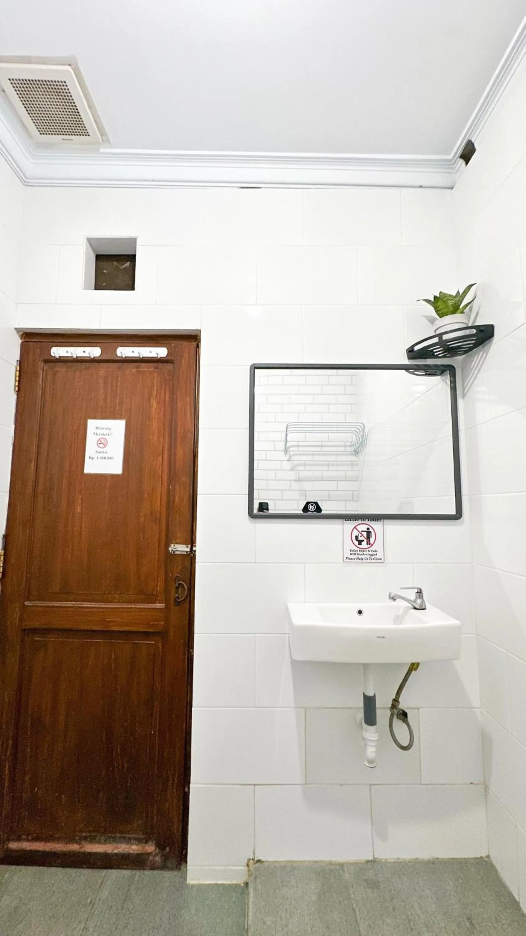 Bathroom in OstiC House