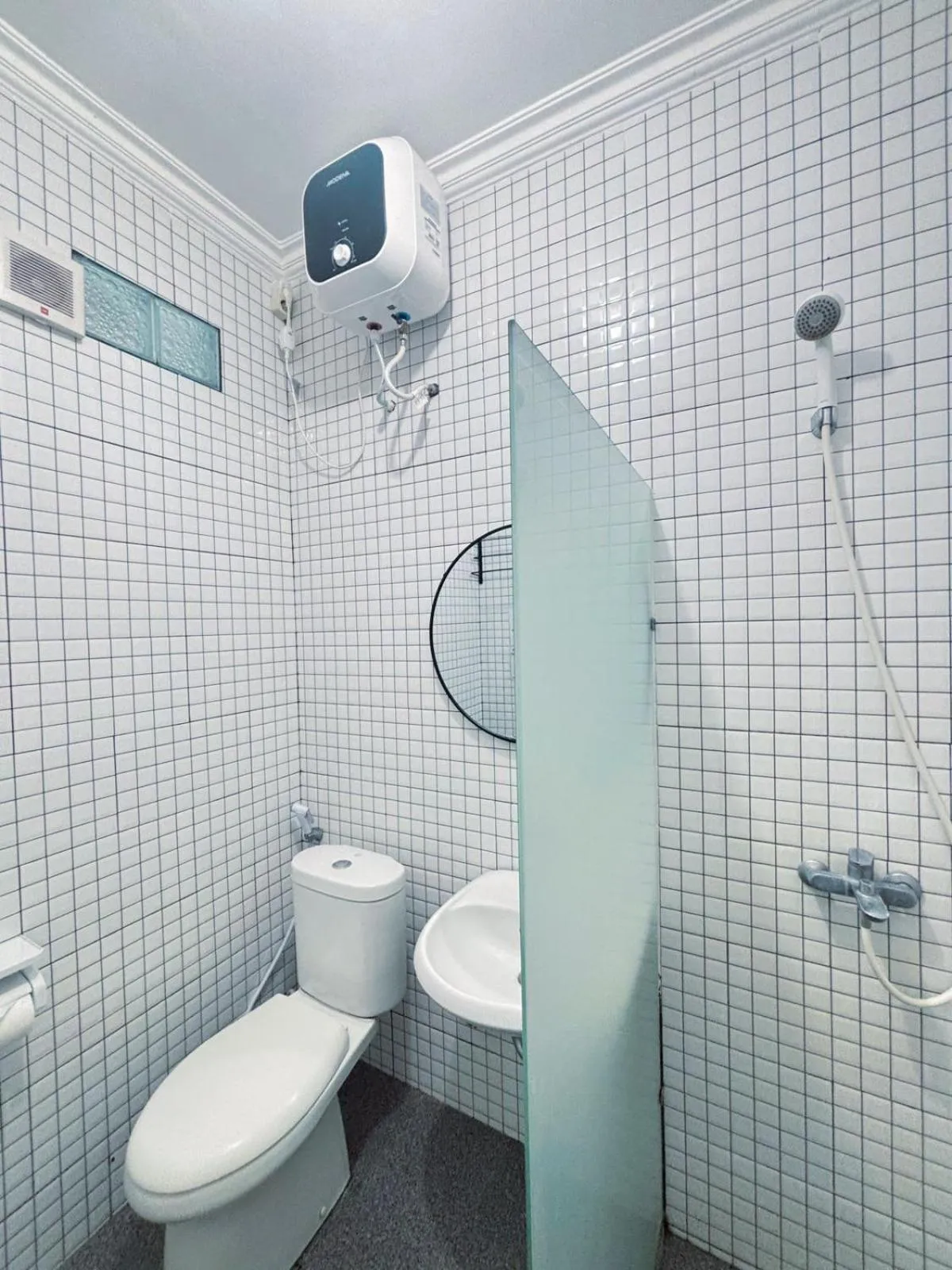 Shower in OstiC House