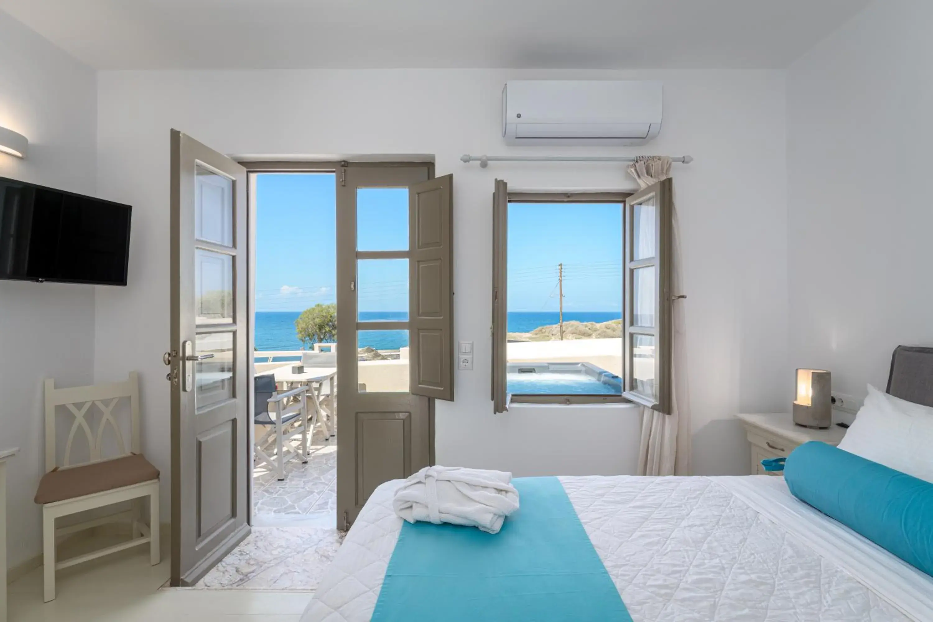 Luxury Honeymoon Suite with Outdoor Jacuzzi & Sea Vista in En Plo Boutique Suites Luxury Honeymoon Suite with Outdoor Jacuzzi & Sea Vista in En Plo Boutique Suites