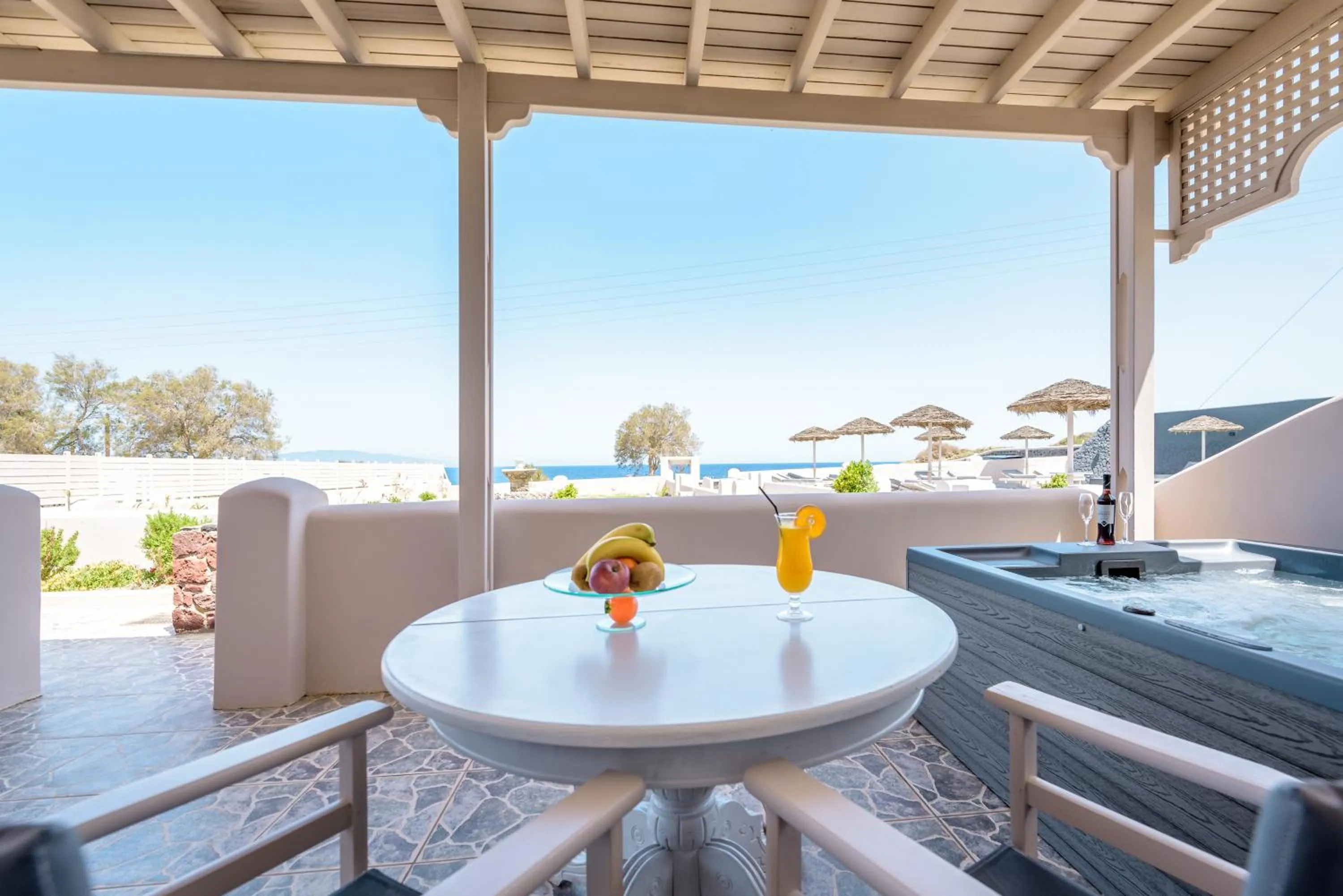 Hot Tub in En Plo Boutique Suites