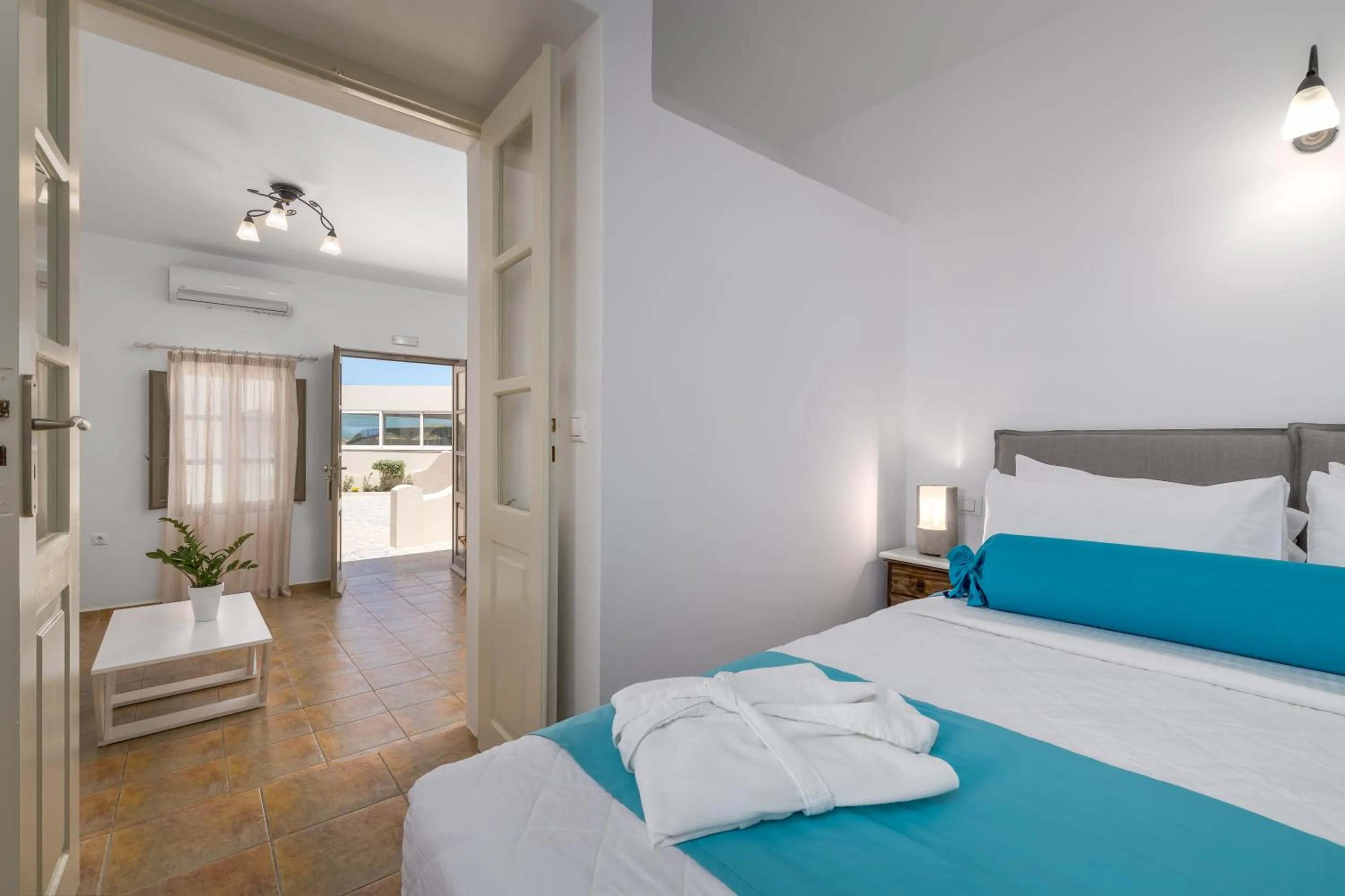 Bed in En Plo Boutique Suites