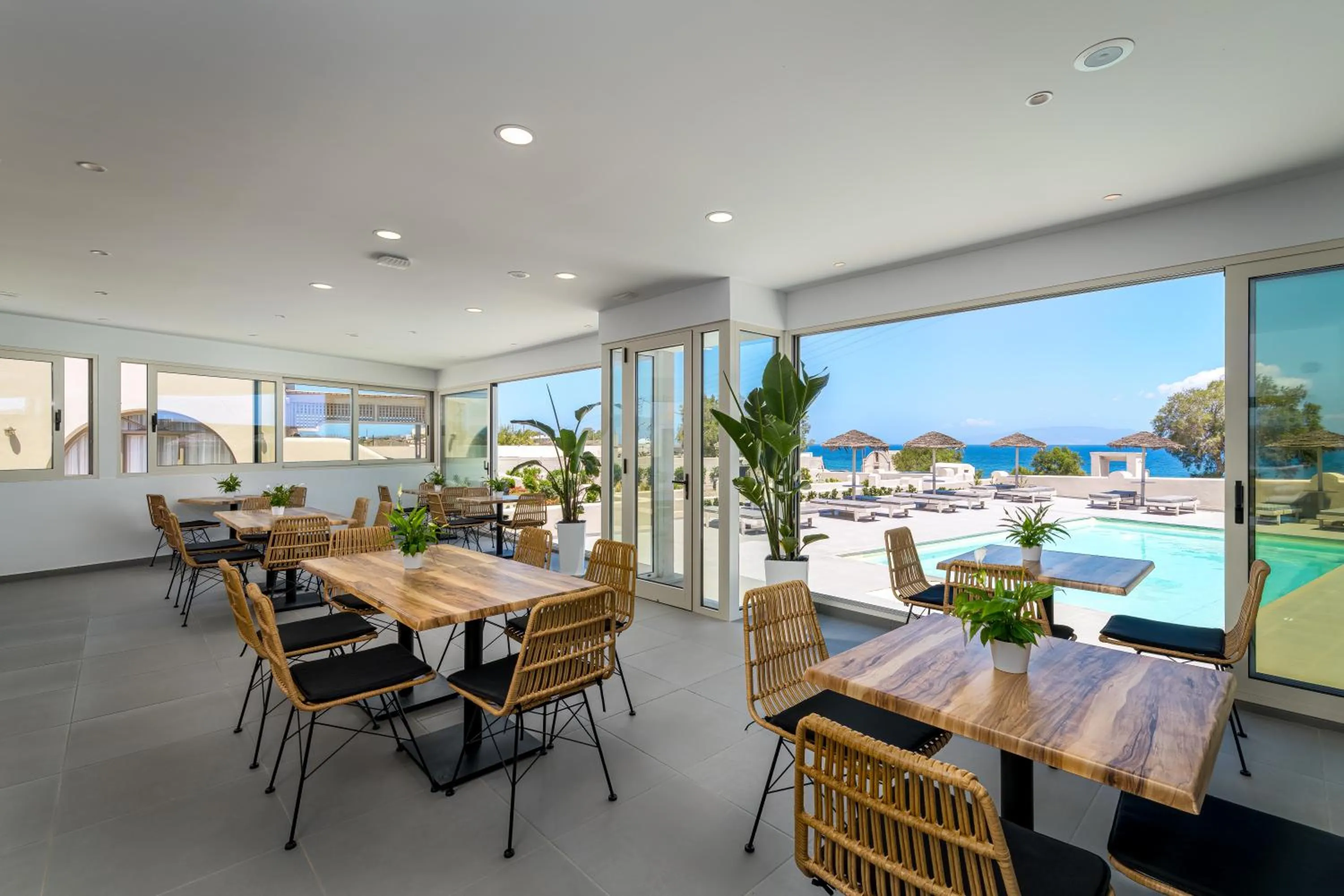 Restaurant/places to eat in En Plo Boutique Suites