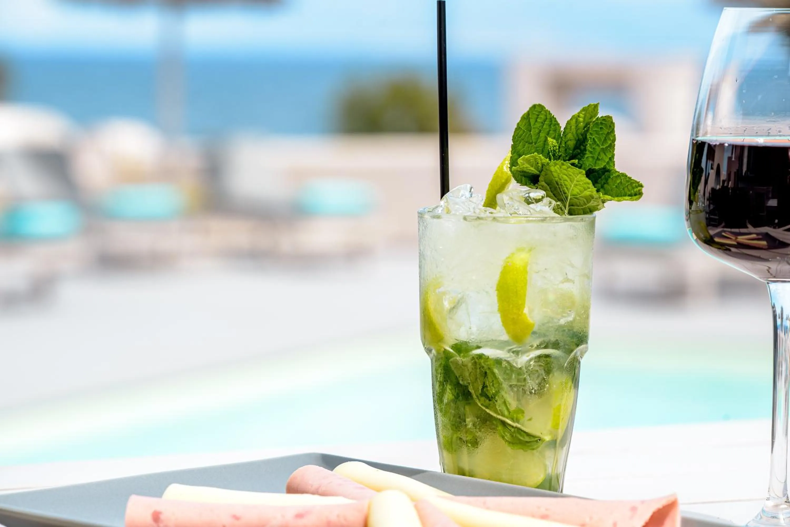 Restaurant/places to eat in En Plo Boutique Suites