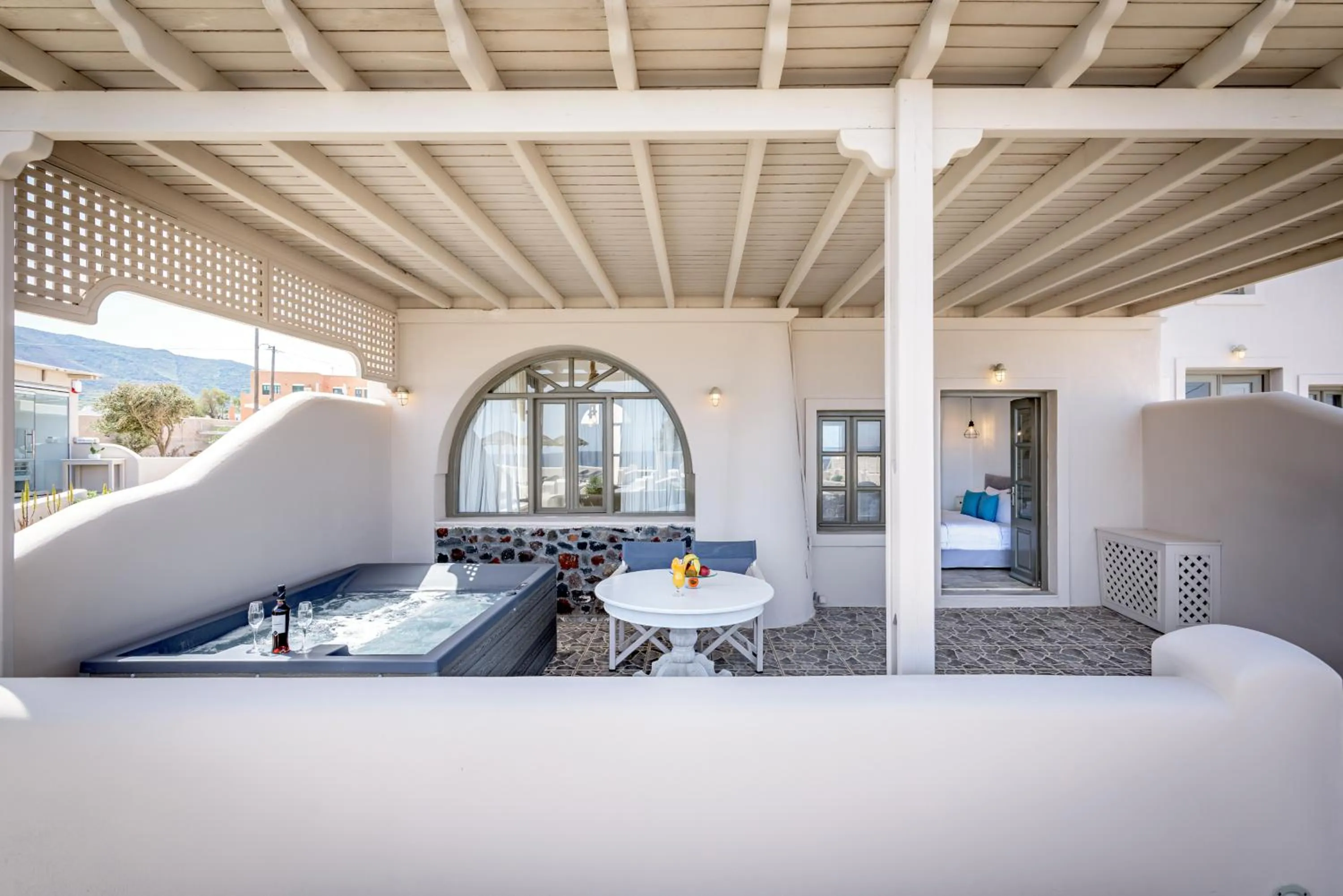 Hot Tub, Bed in En Plo Boutique Suites